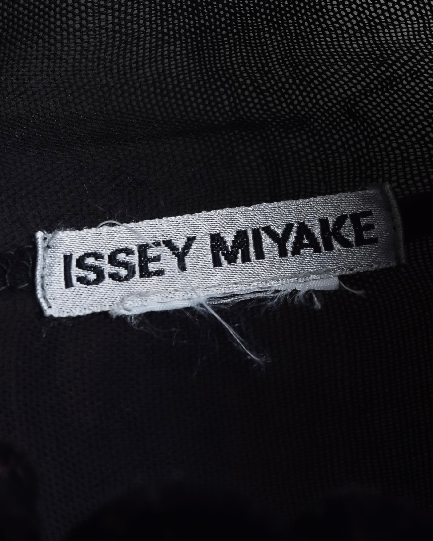 "ISSEY MIYAKE" Layered design high neck delicate knit
