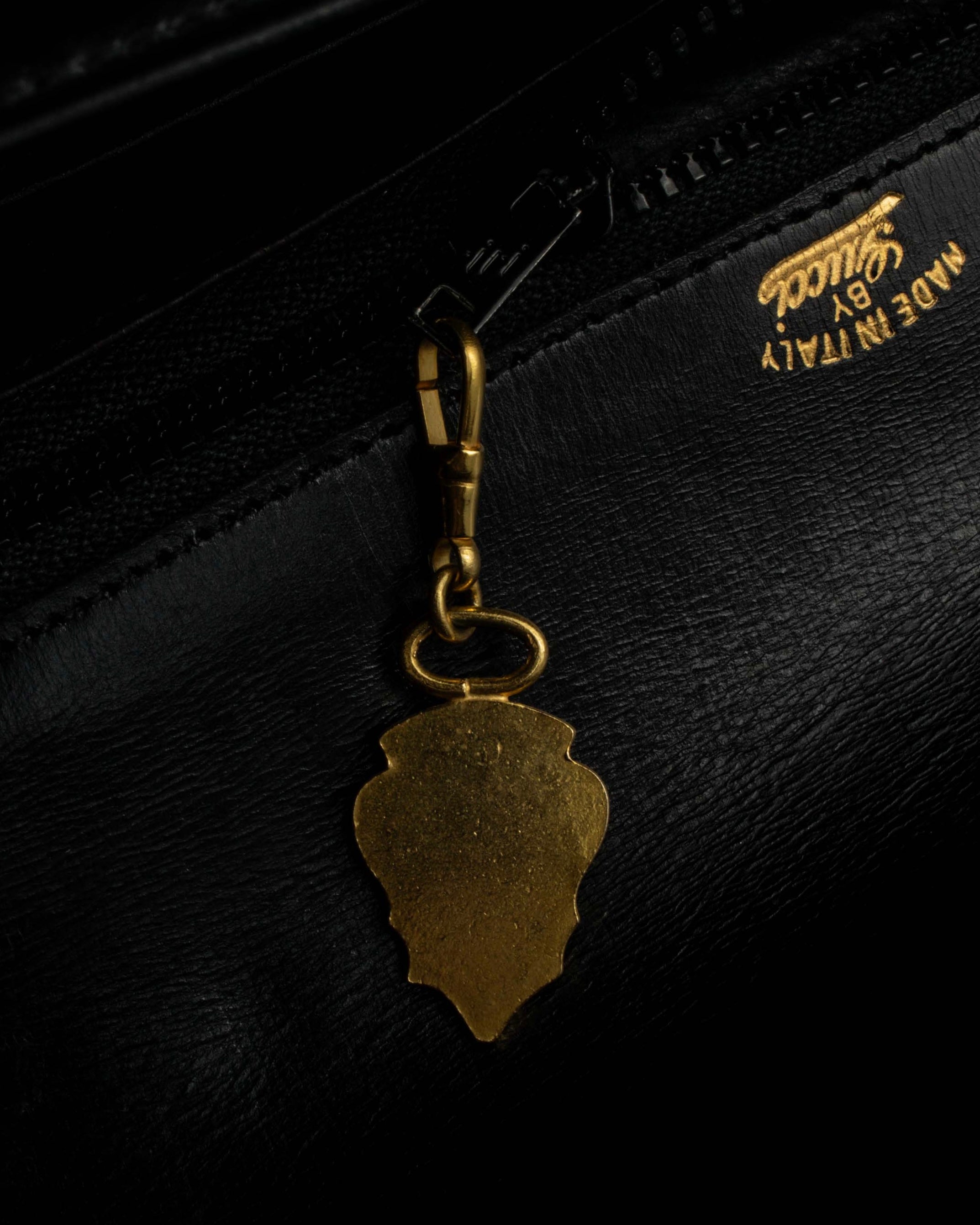 "GUCCI" Filigree vintage design chain shoulder leather bag