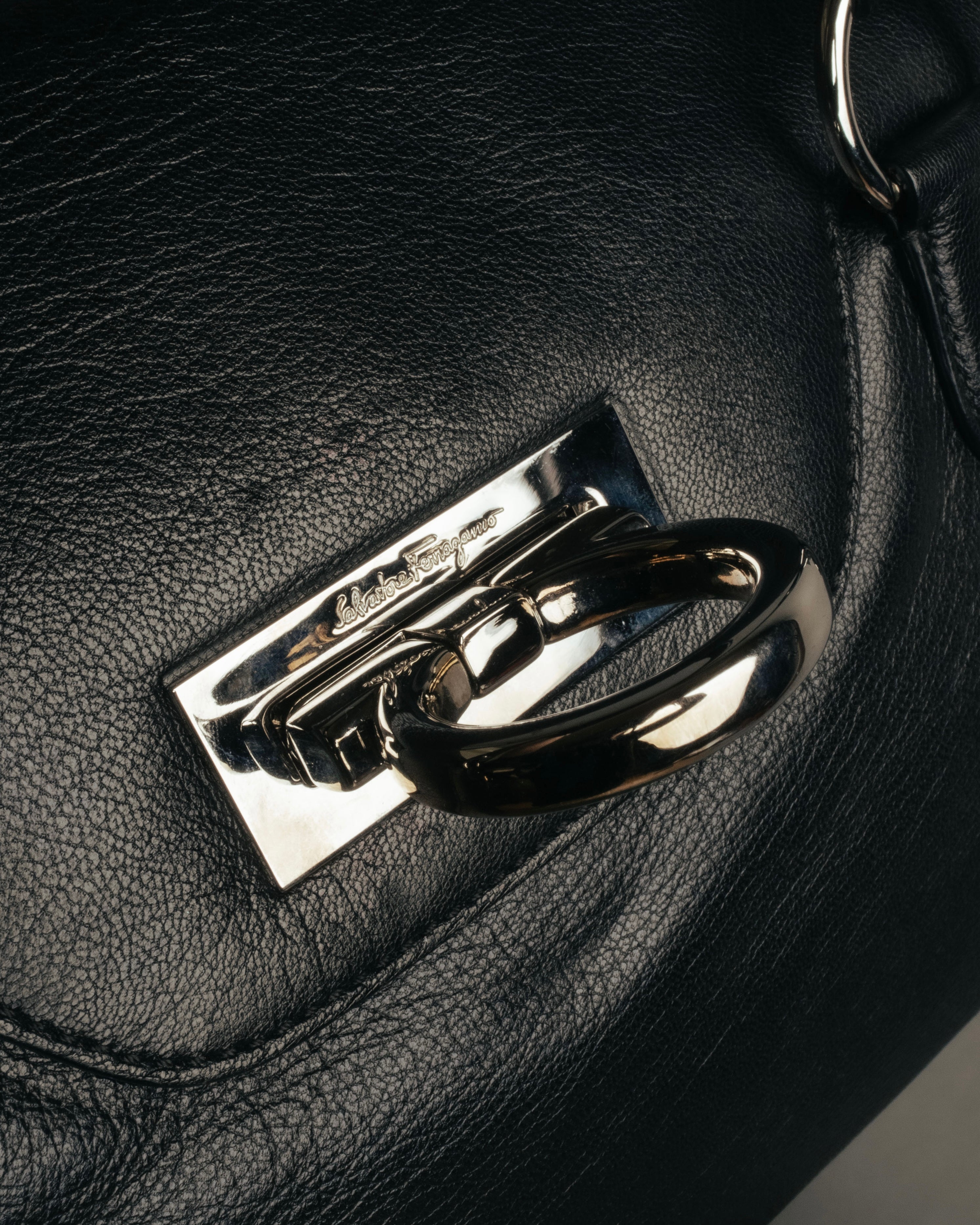 “Salvatore Ferragamo“ 00’s-10’s Gancini ring hardware leather shoulder bag
