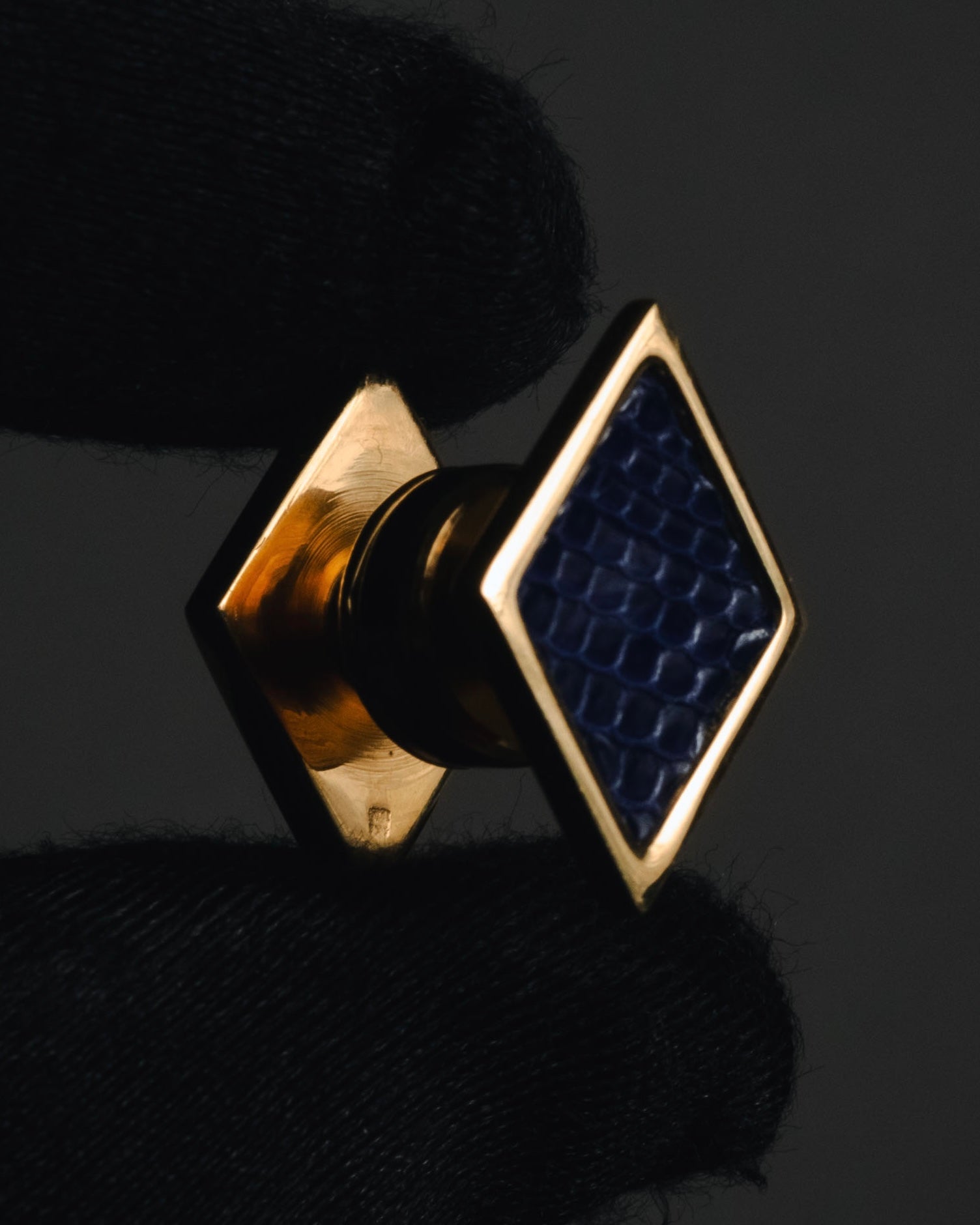 "HERMES" 90’s-00’s diamond inlay lizard cufflinks