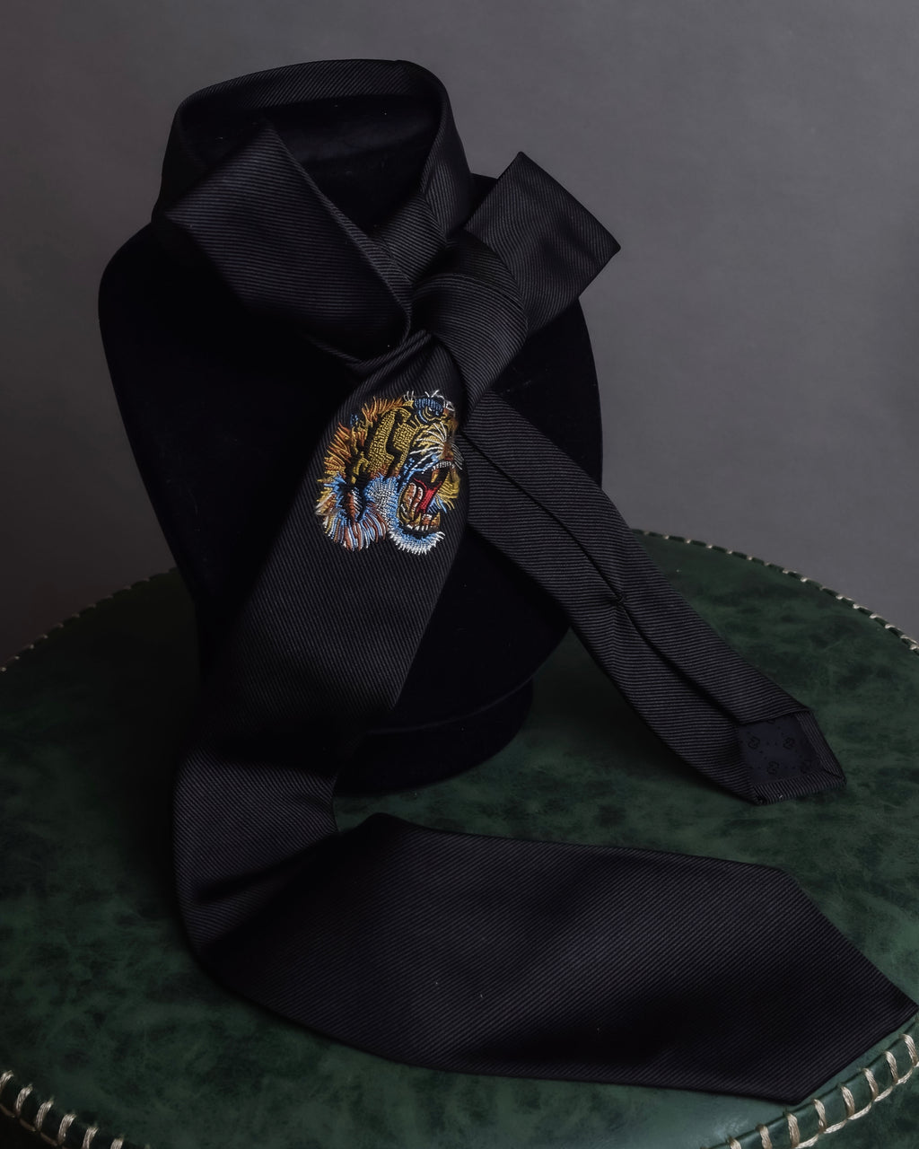 "GUCCI" Michele period tiger embroidery silk necktie