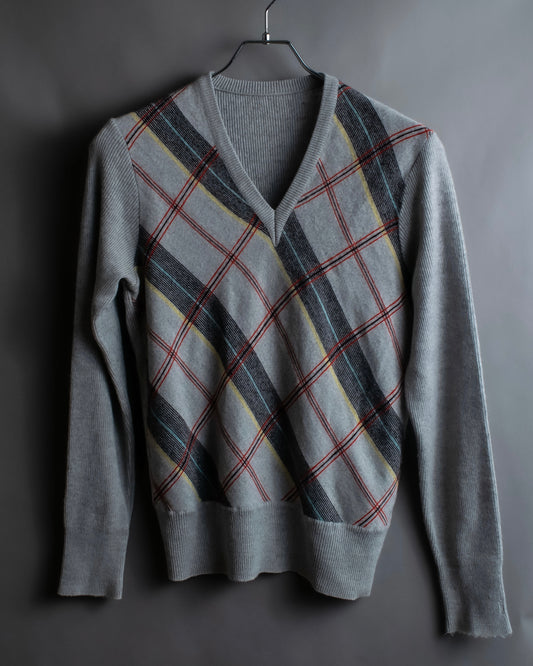 Diagonal deformed check rib knit.