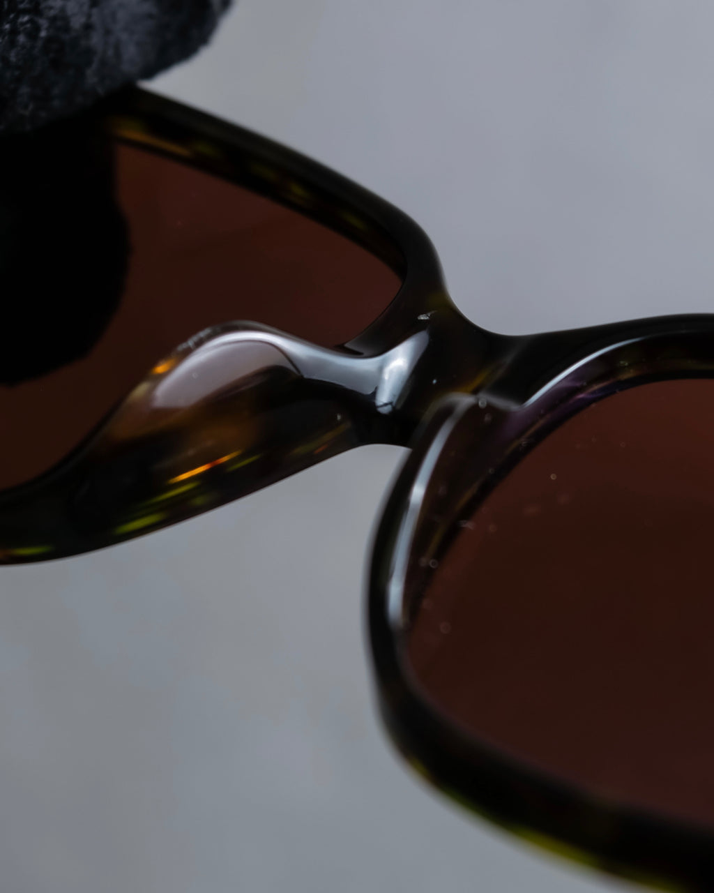 "GUCCI" Wellington frame bee engraved sunglasses