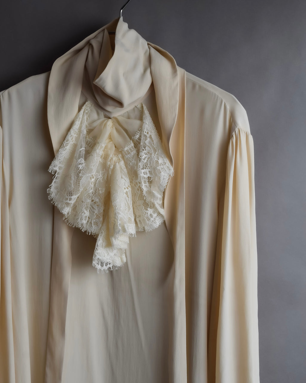 "GUCCI" Michele period frill lace silk bowtie shirt