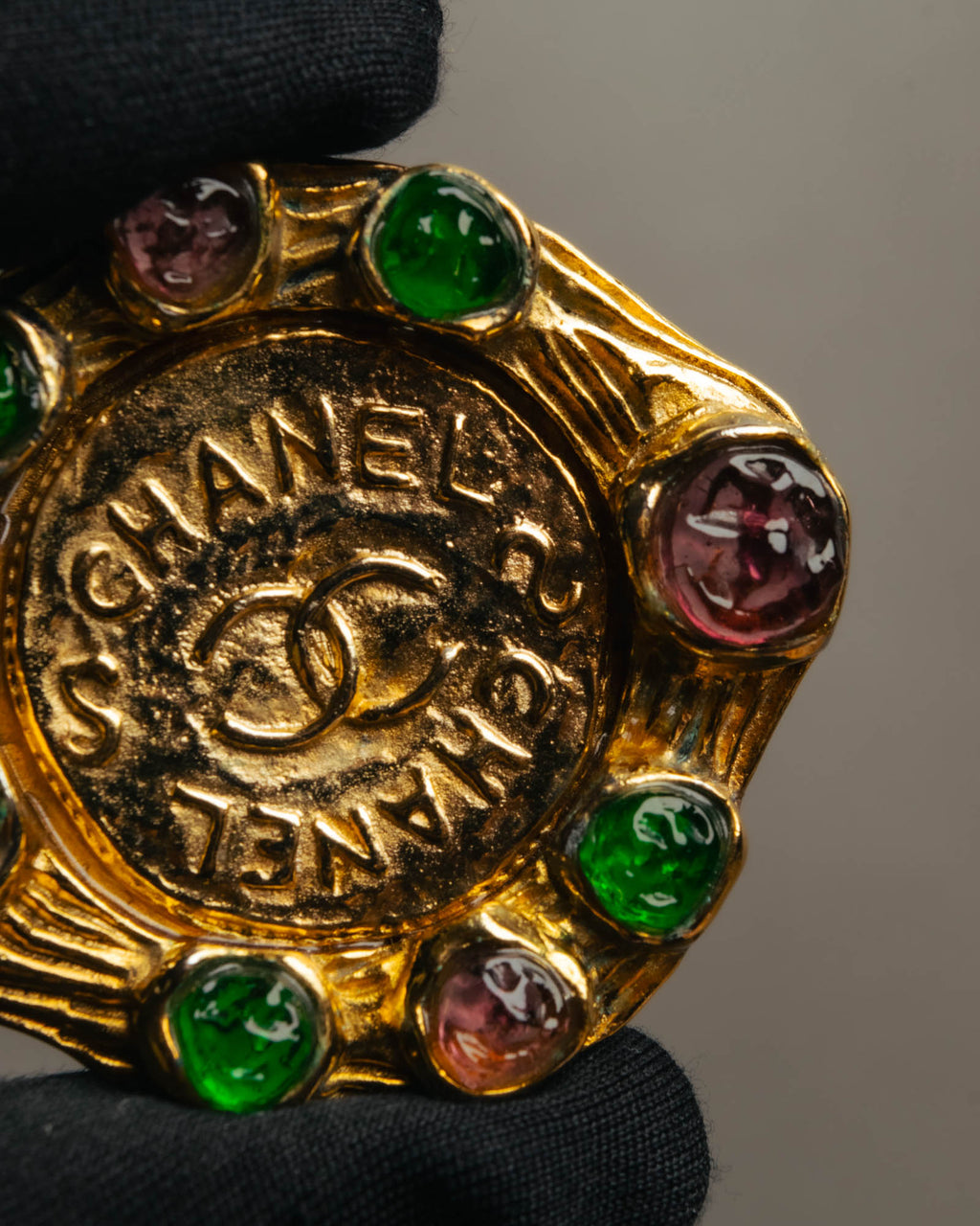 -SPECIAL- “CHANEL” 80’s-90’s Gripoix style cabochon logo brooch