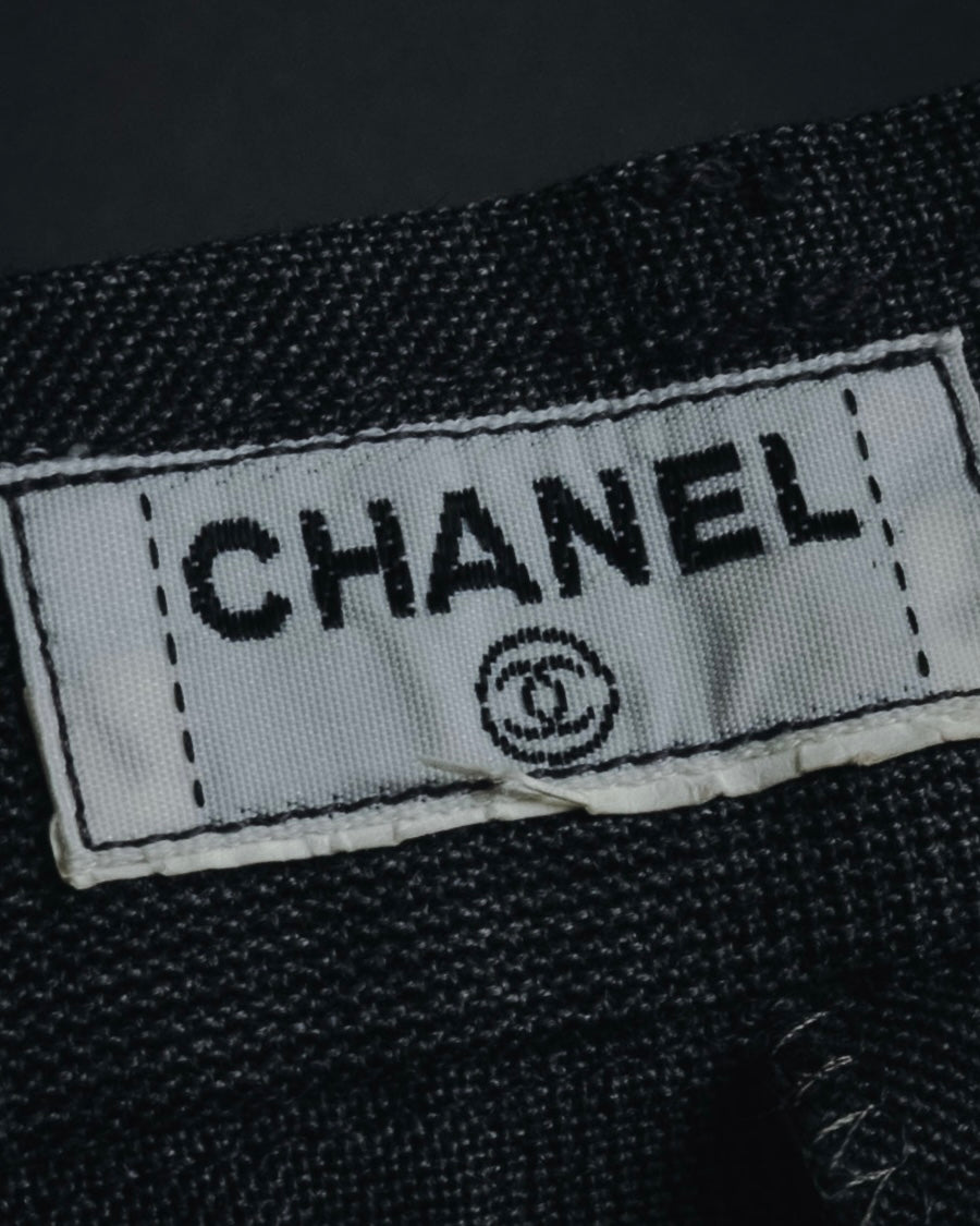 "CHANEL" high-waisted pleated trousers with signature gold button