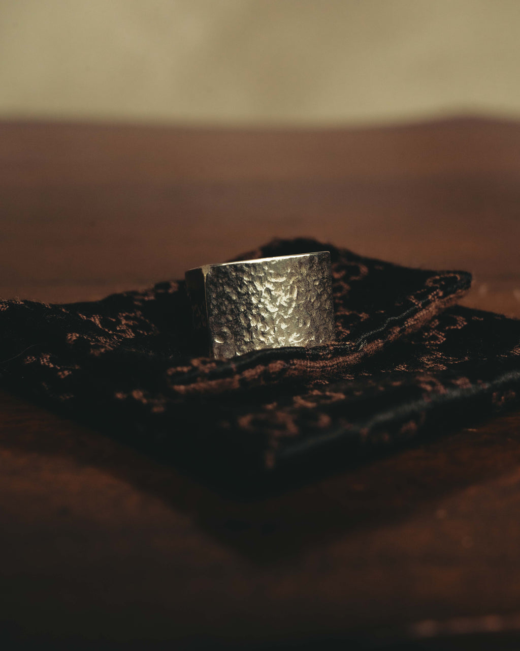 "GUCCI" 90's-00's Hammered wide square signet ring