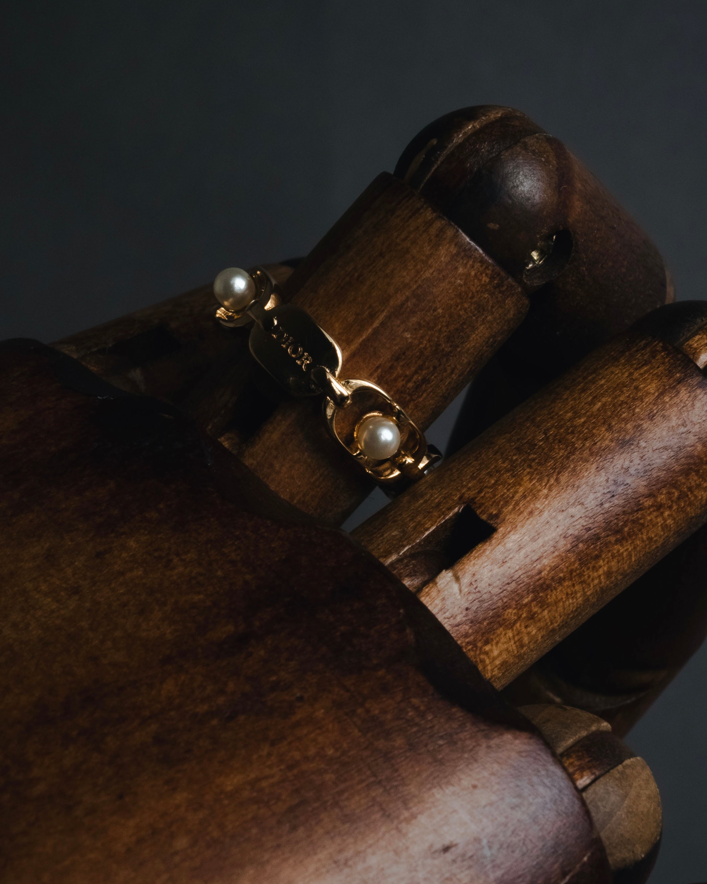 "DIOR" Chain link pearl accents ring