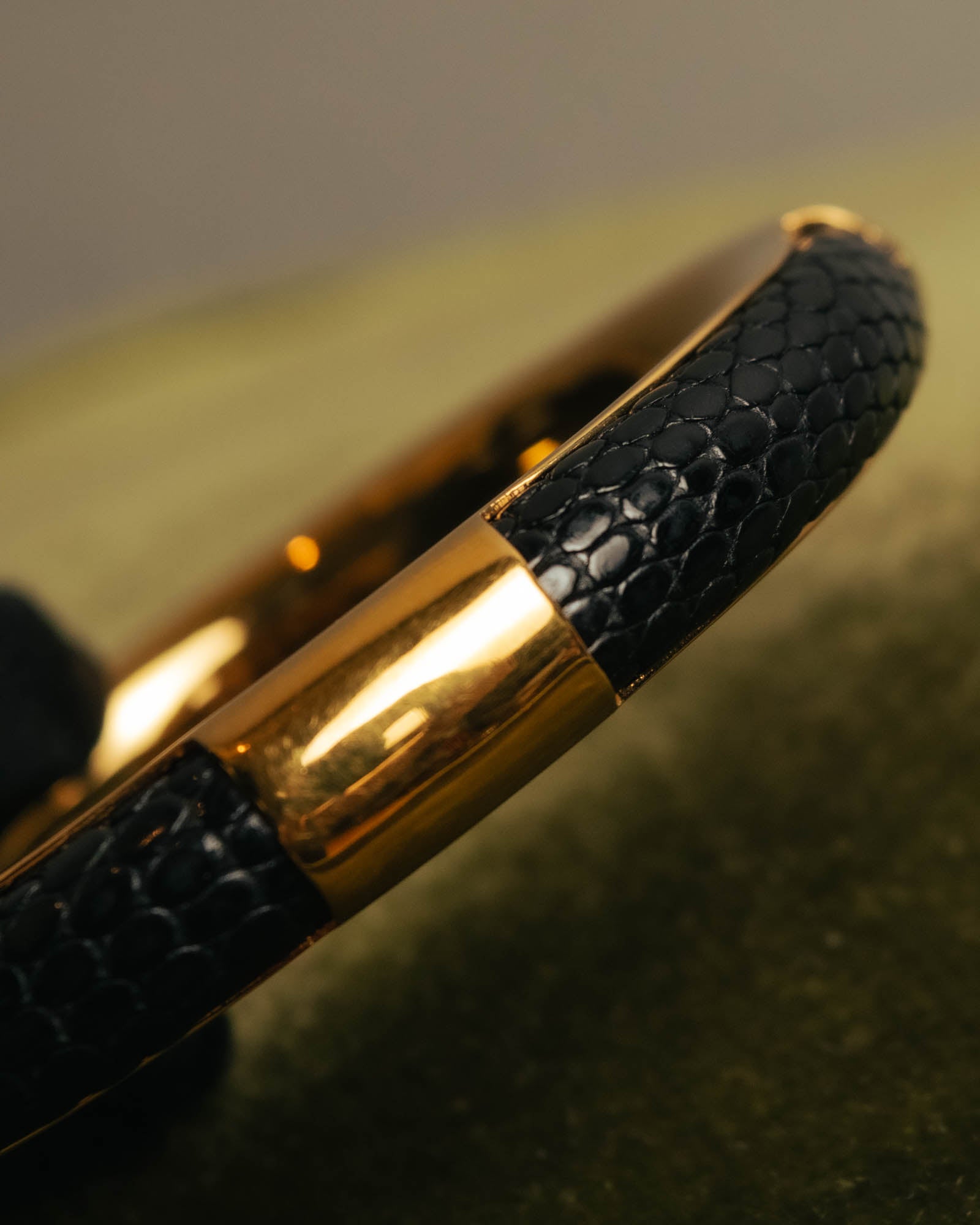 “GUCCI” 00's Python embossed hinged bangle