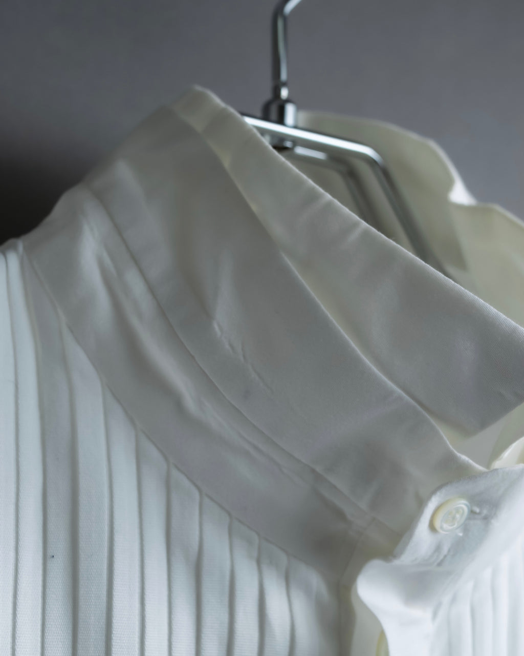 "Bruno Pieters." 2-way collar design stand-up collar dress shirt