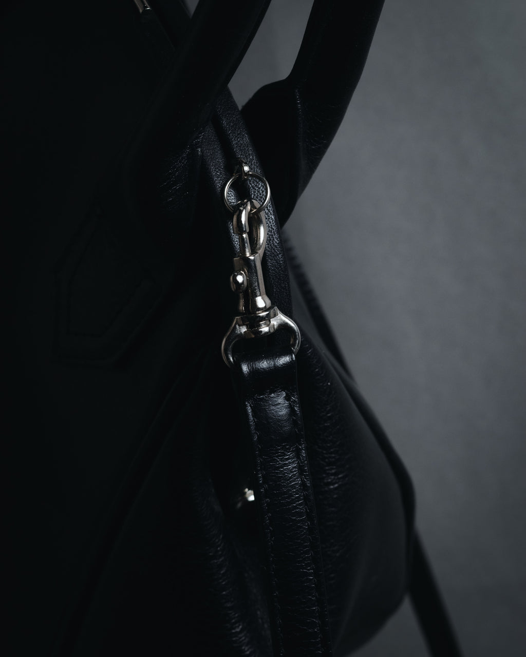 "Y’s" 22AW sculptural kiss-lock leather bag