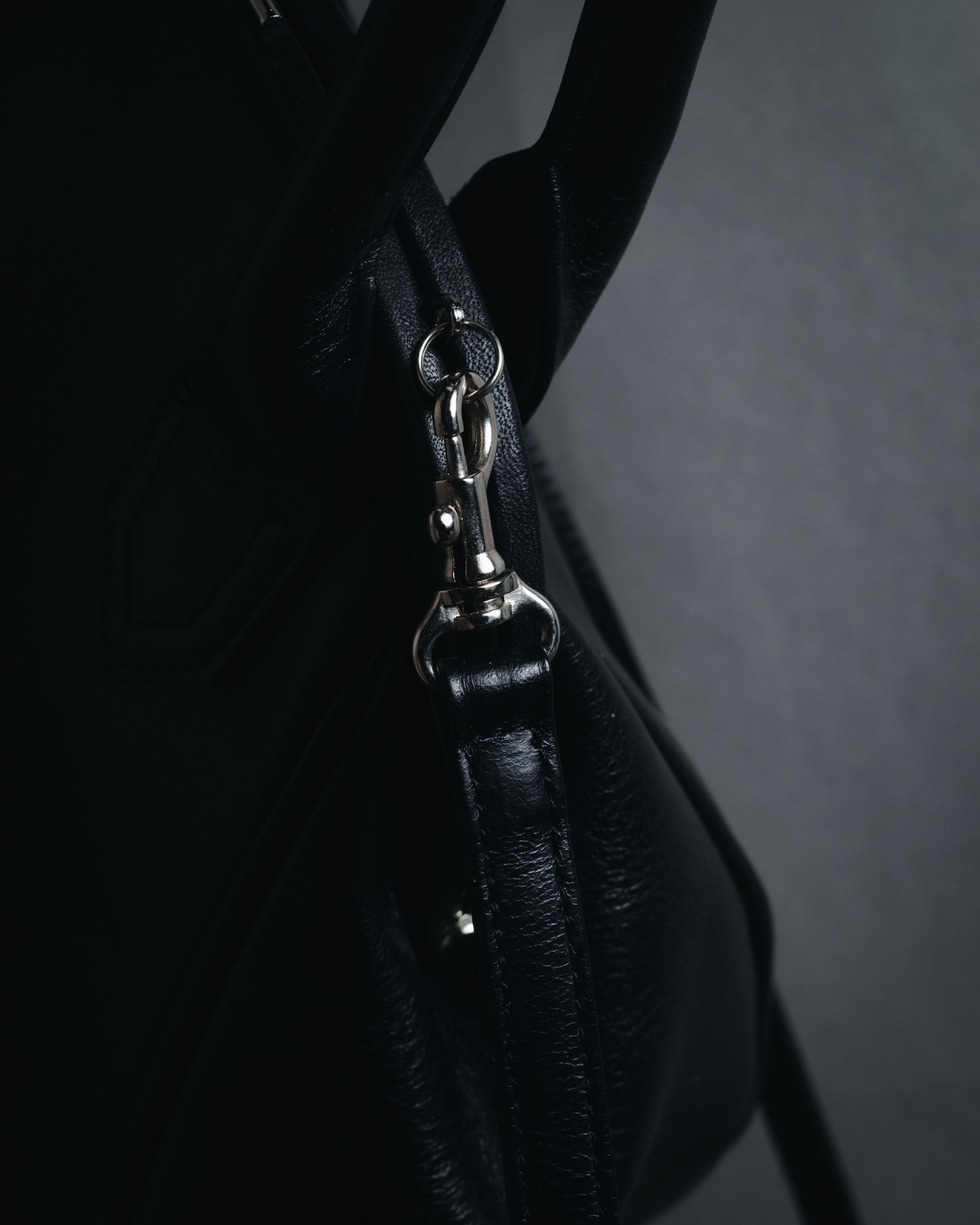 "Y’s" 22AW sculptural kiss-lock leather bag