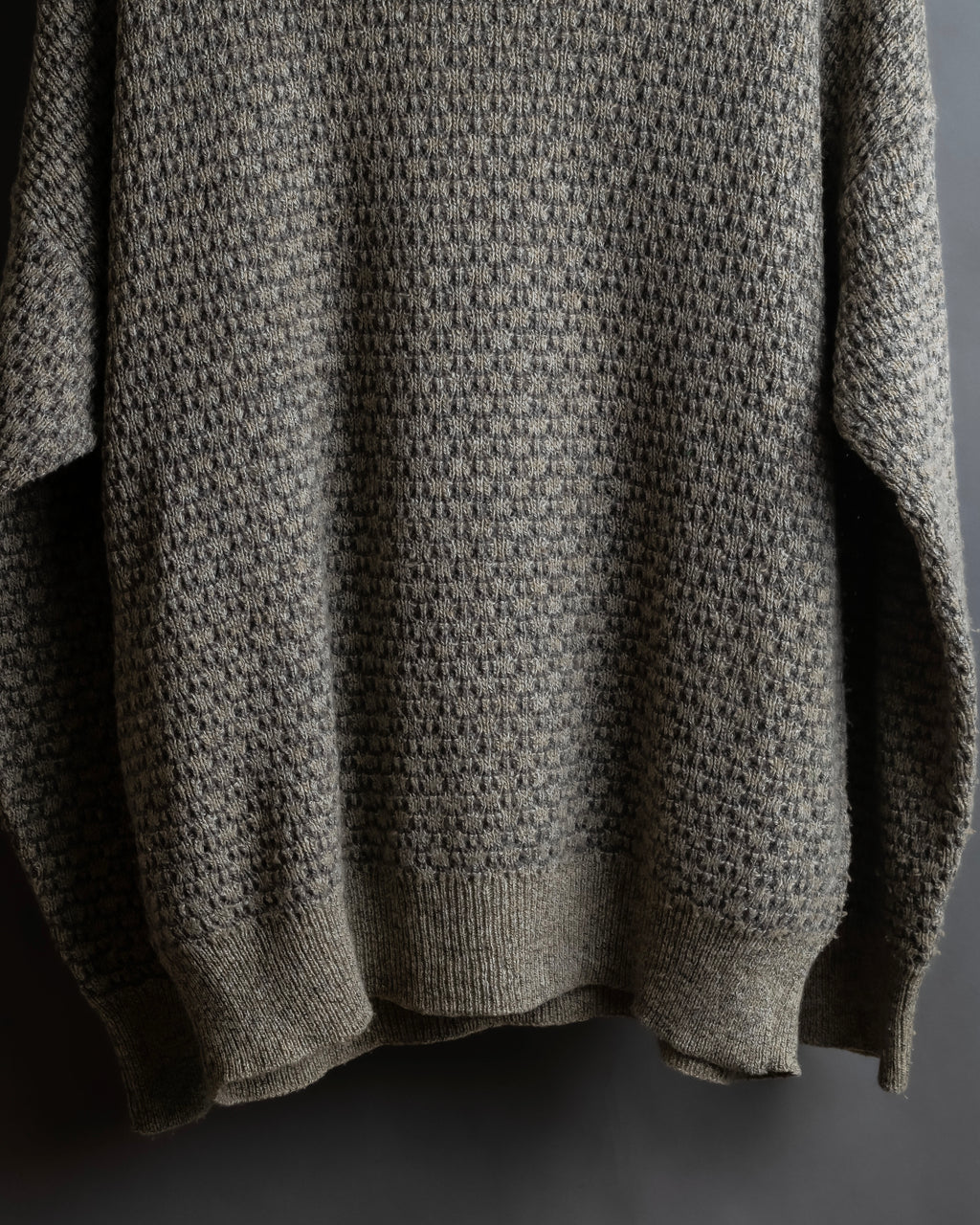 "Vintage geometric pattern V-neck knit"