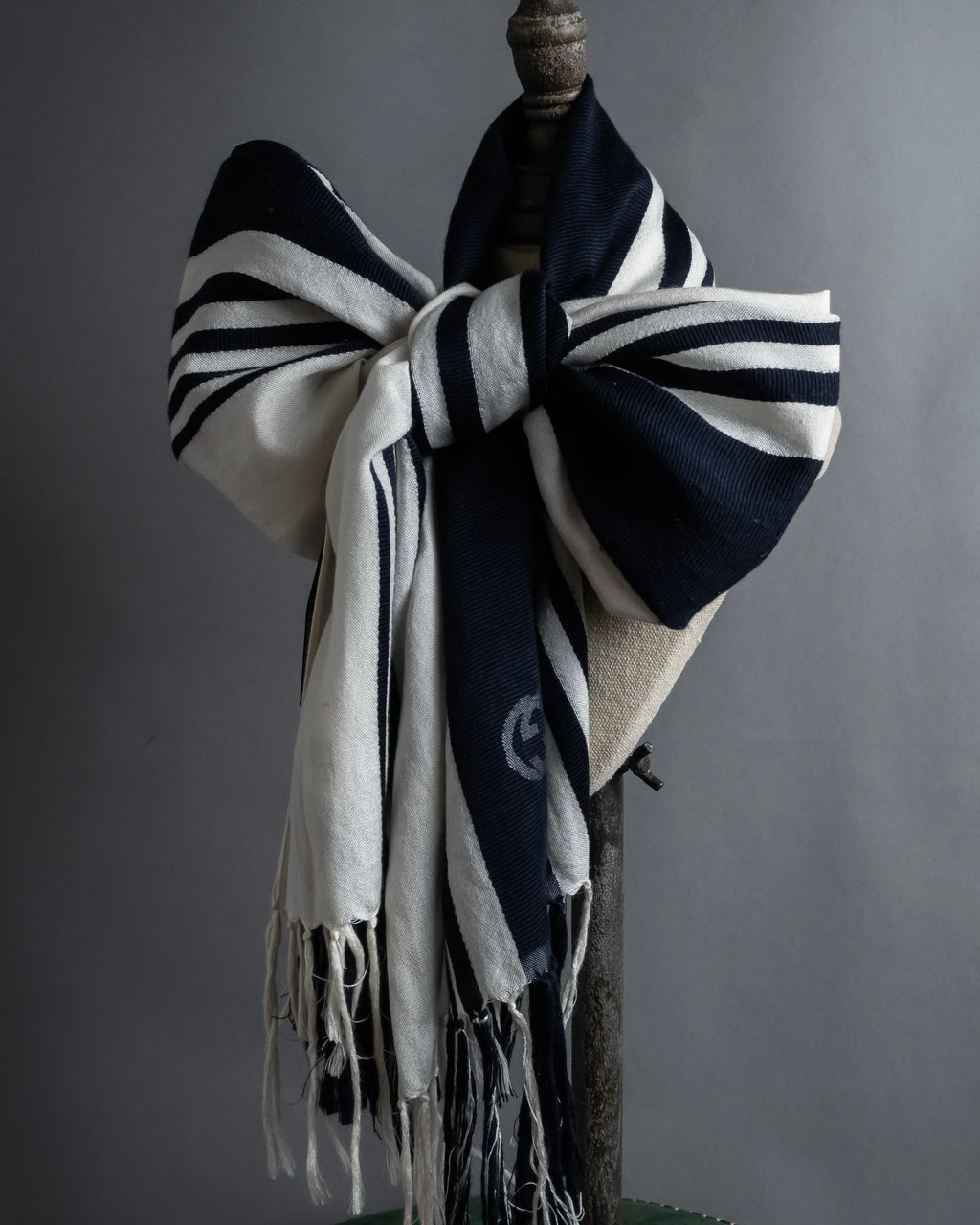 "GUCCI" 90's-00's Line fringe design two-tone long stole