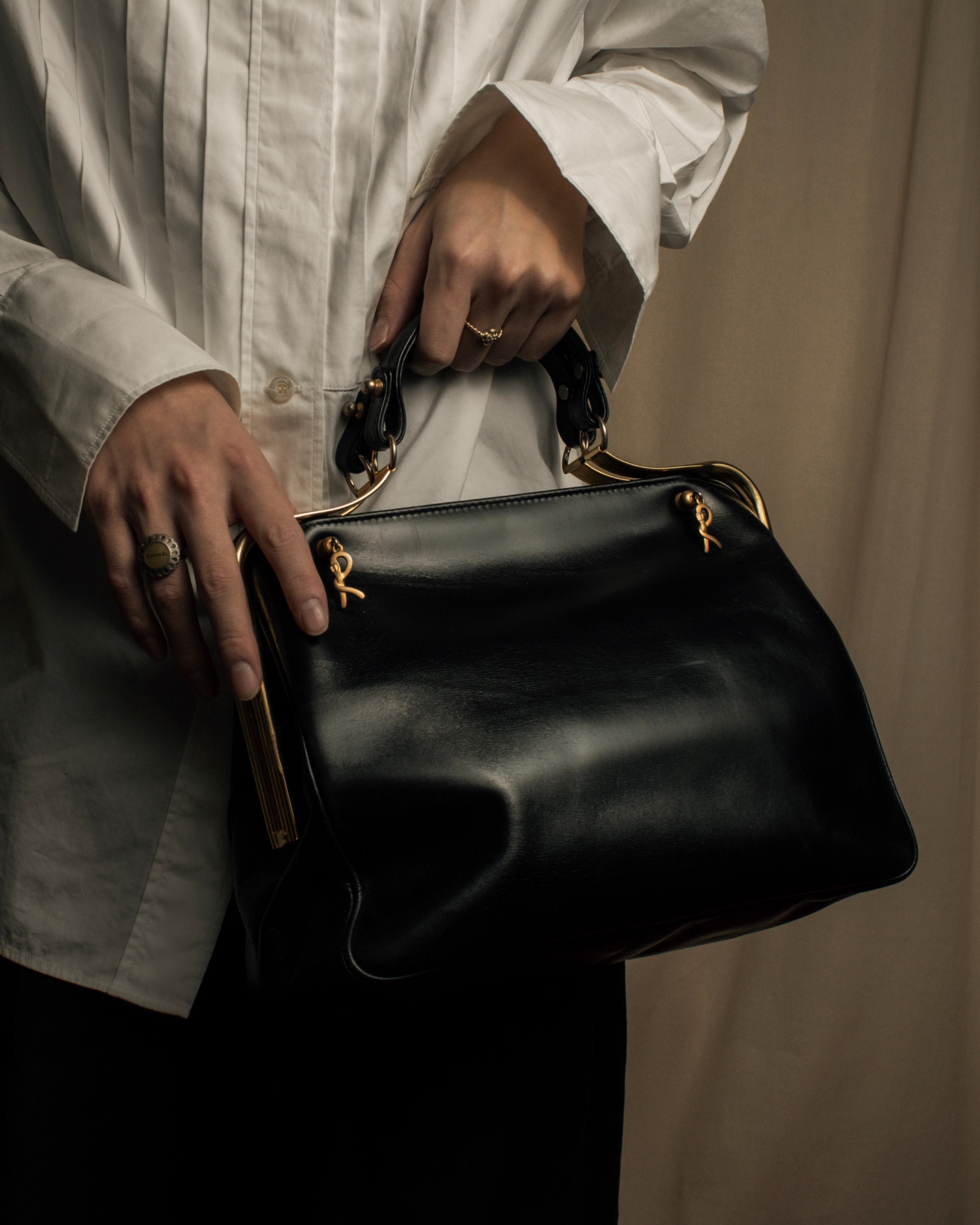 "Roberta Di Camerino" Logo motif charm design modern doctor bag