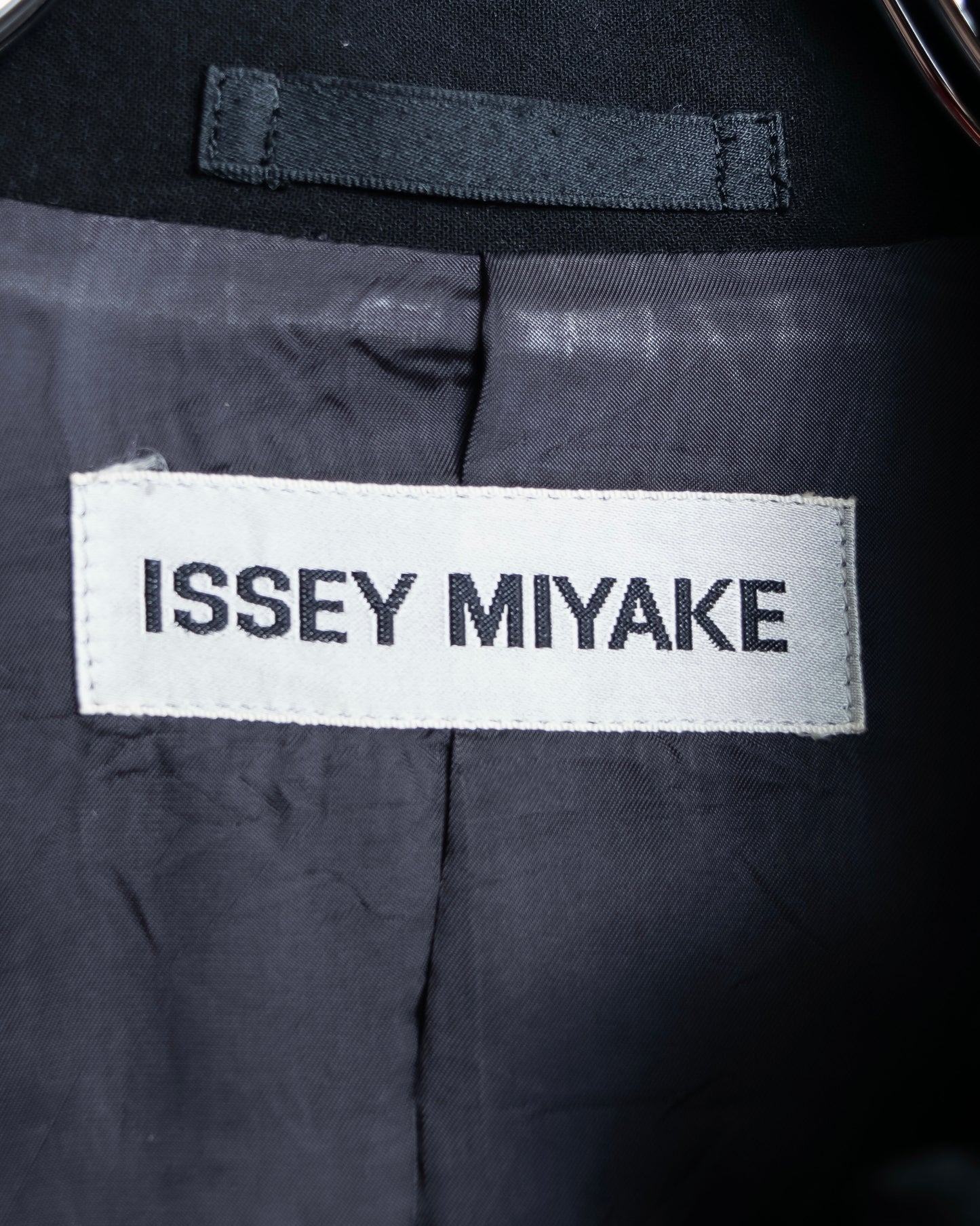 “ISSEY MIYAKE”  Chin belt designed stand collar jacket