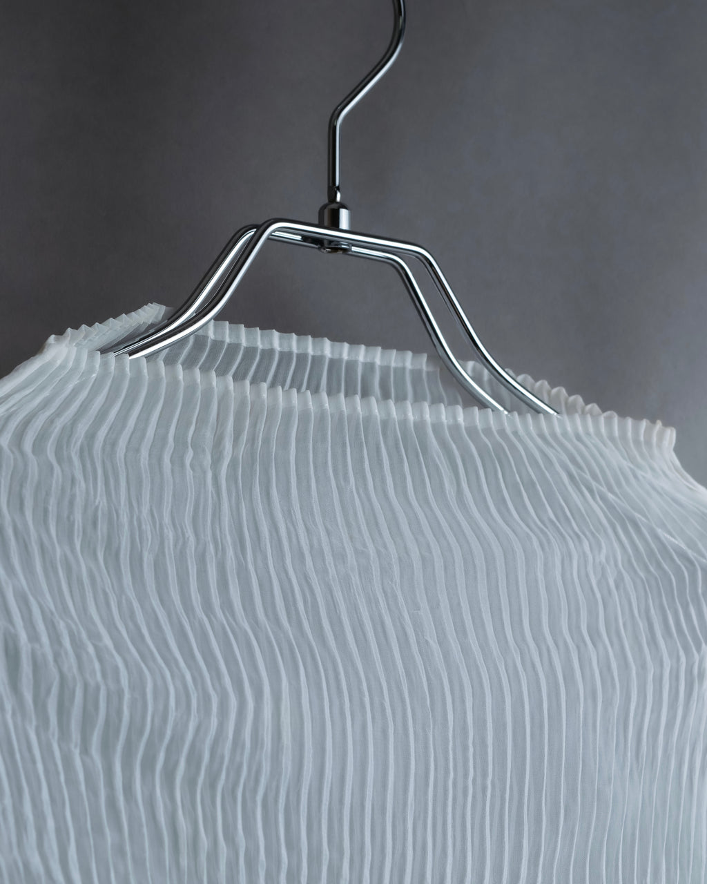 "ISSEY MIYAKE" High neck pleated sheer pullover