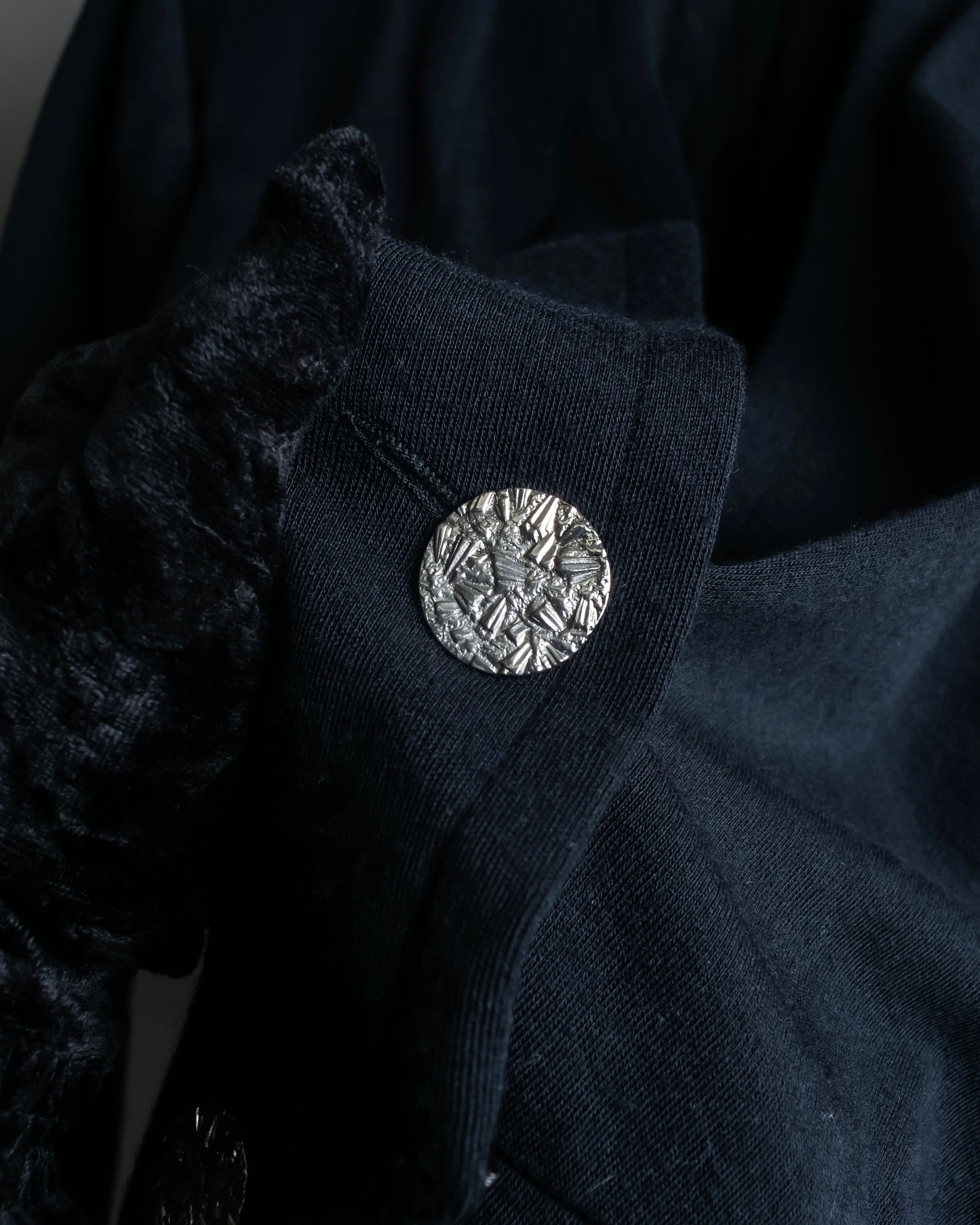 "Yves Saint Laurent Rive Gauche"
Beautiful button design no-collar coat