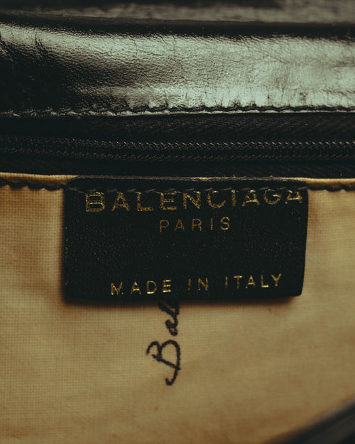 内側に備わる黒地タグのクローズアップ。ゴールドカラーで「BALENCIAGA PARIS」「MADE IN ITALY」の表記が確認できます。