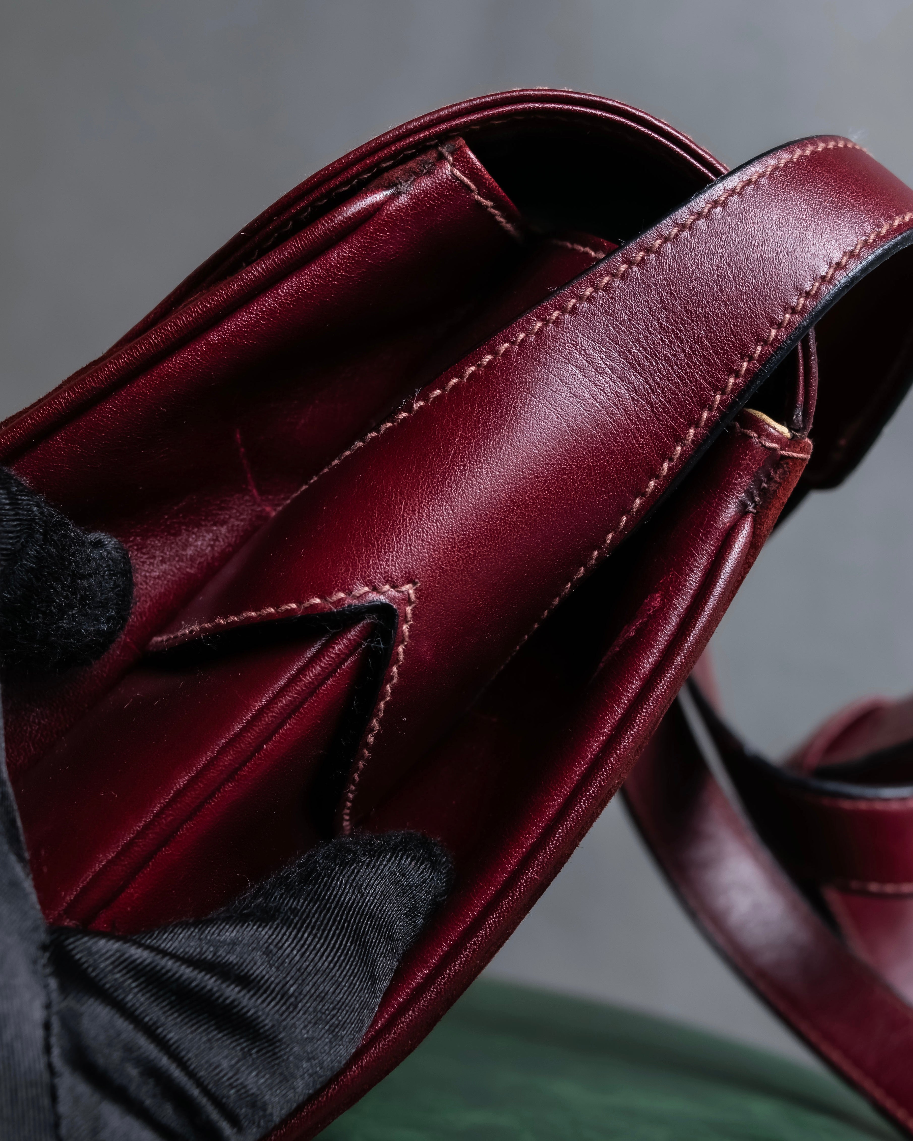 "GUCCI" Aristocratic crest charm suede shoulder bag