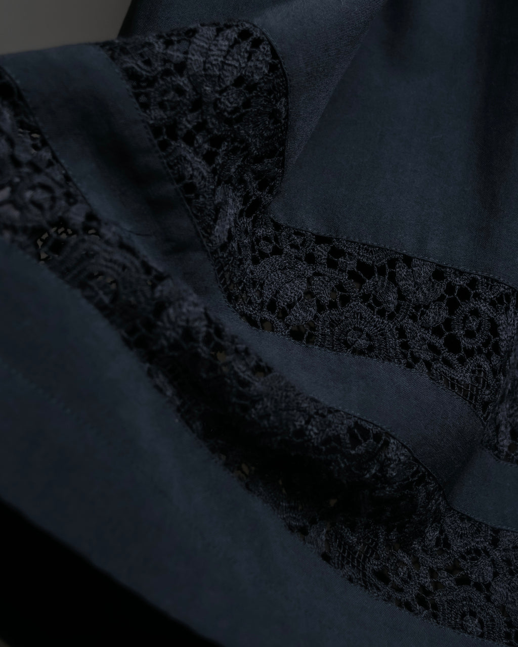 "tricot COMME des GARCONS"  Lace design at hem flare skirt