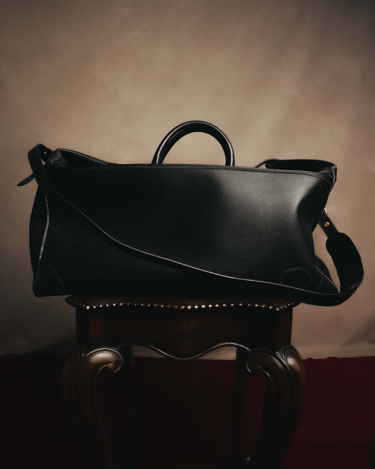 -SPECIAL- "GUCCI" 70's-80's Crest-detailed black leather two-way duffle bag