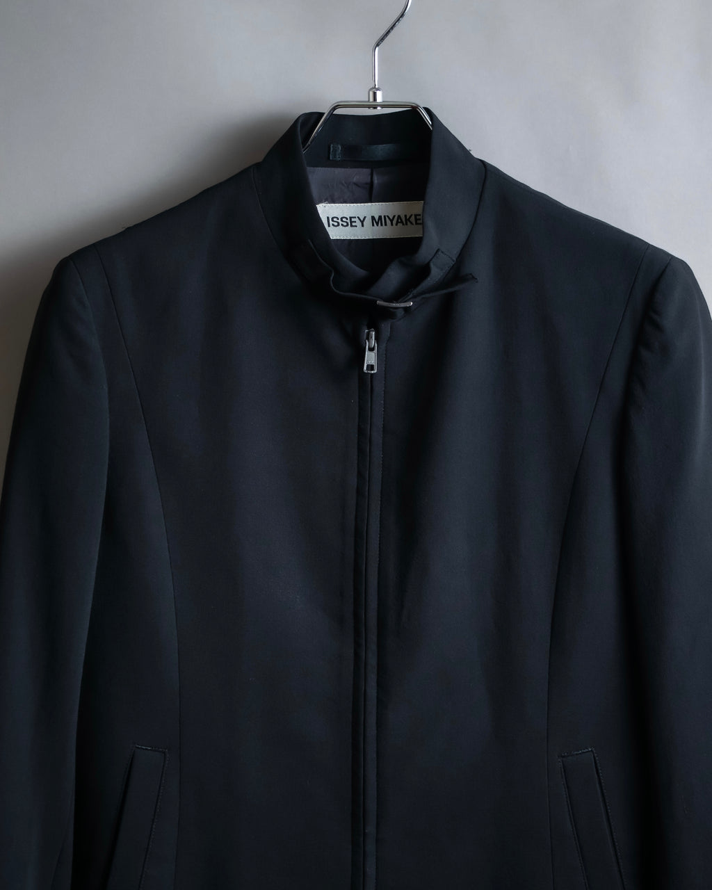 “ISSEY MIYAKE” Chin belt designed stand collar jacket