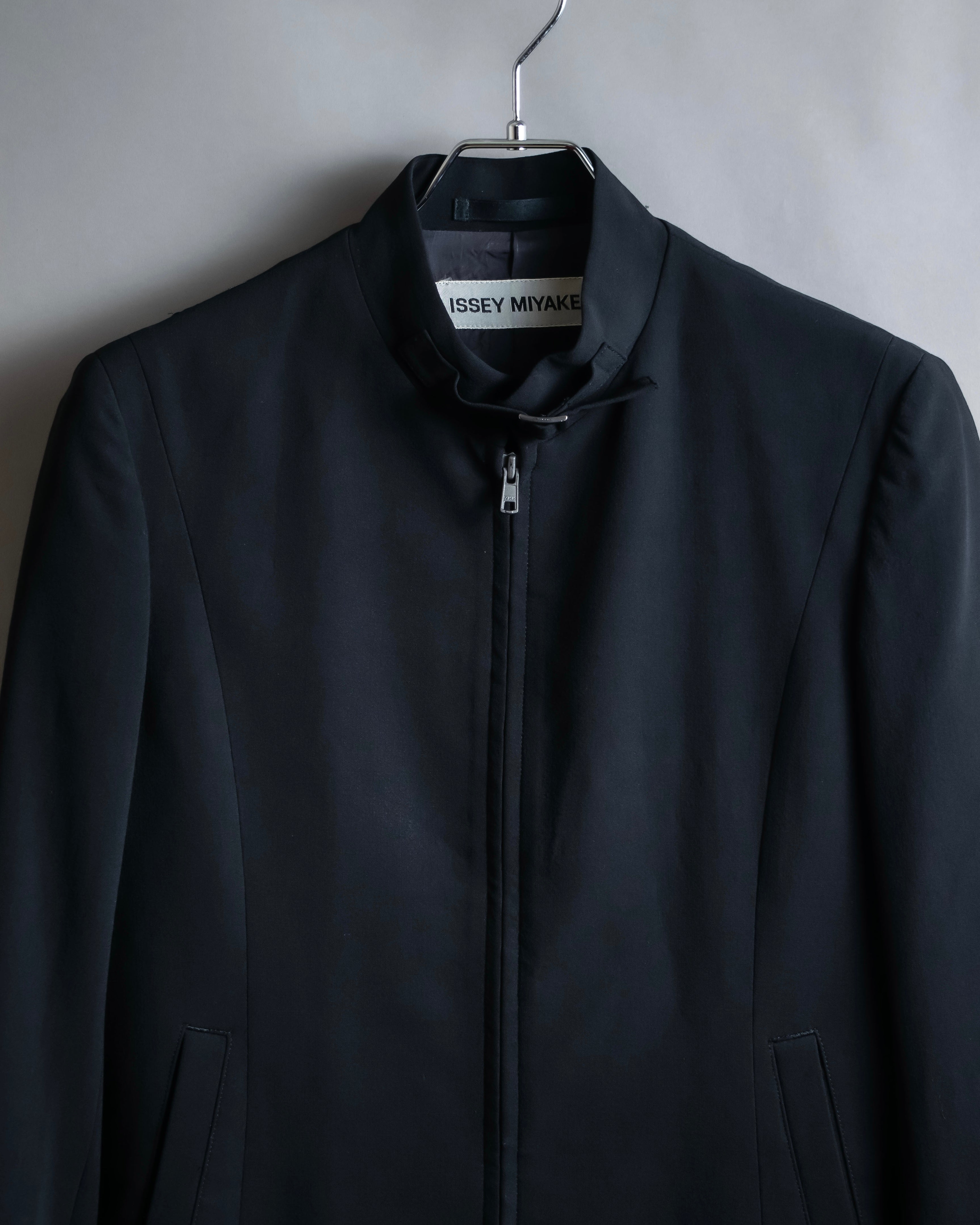 “ISSEY MIYAKE” Chin belt designed stand collar jacket