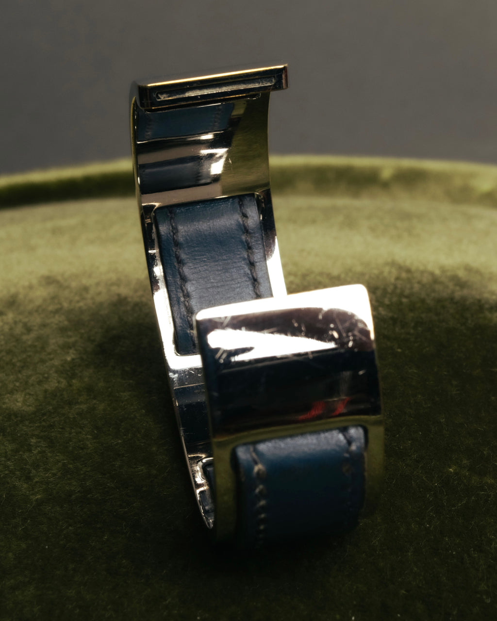 “HERMÈS” 90’s-00’s Leather inset gold metal cuff bangle