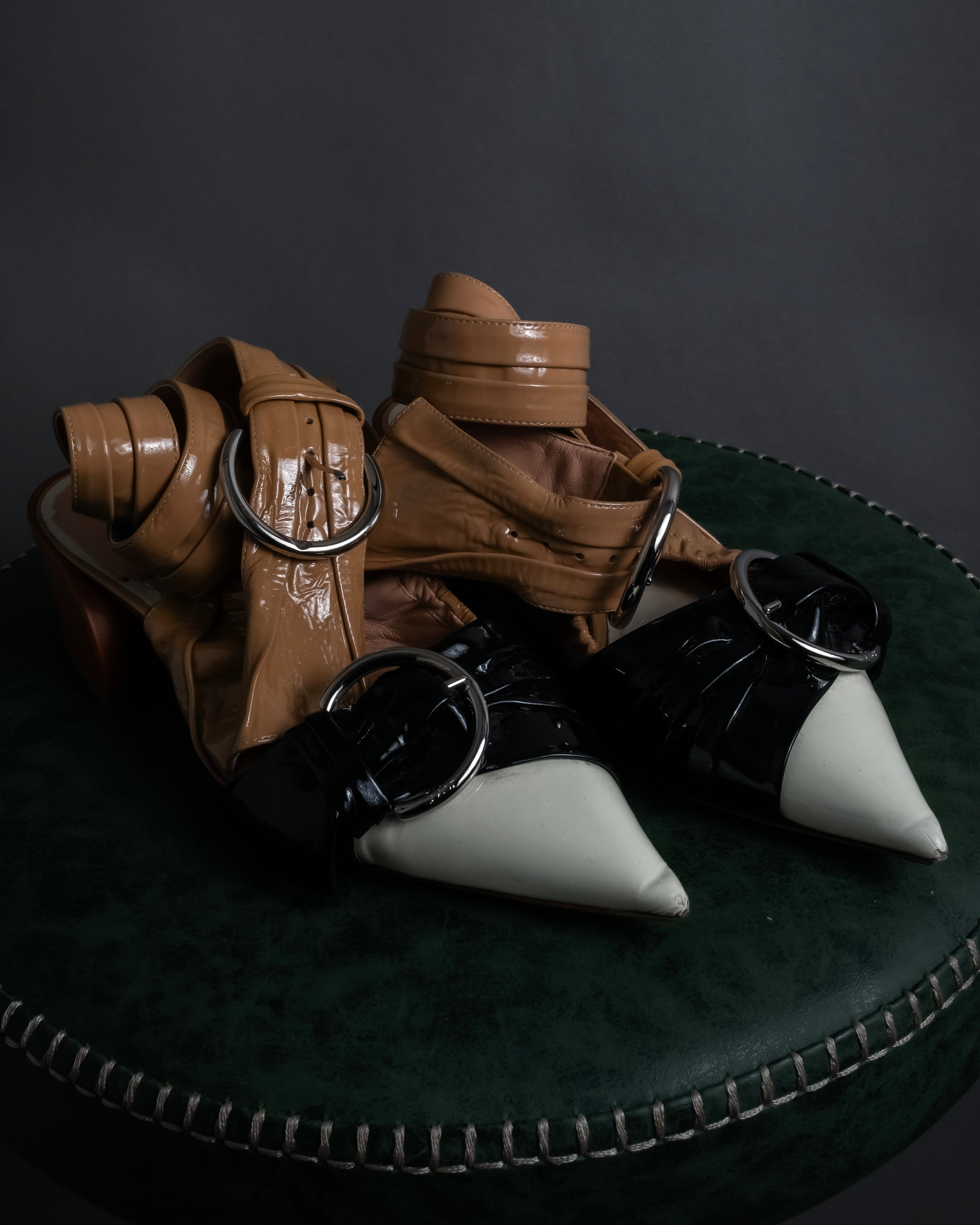 "Dior" Cutting design patent leather pointed toe pumps