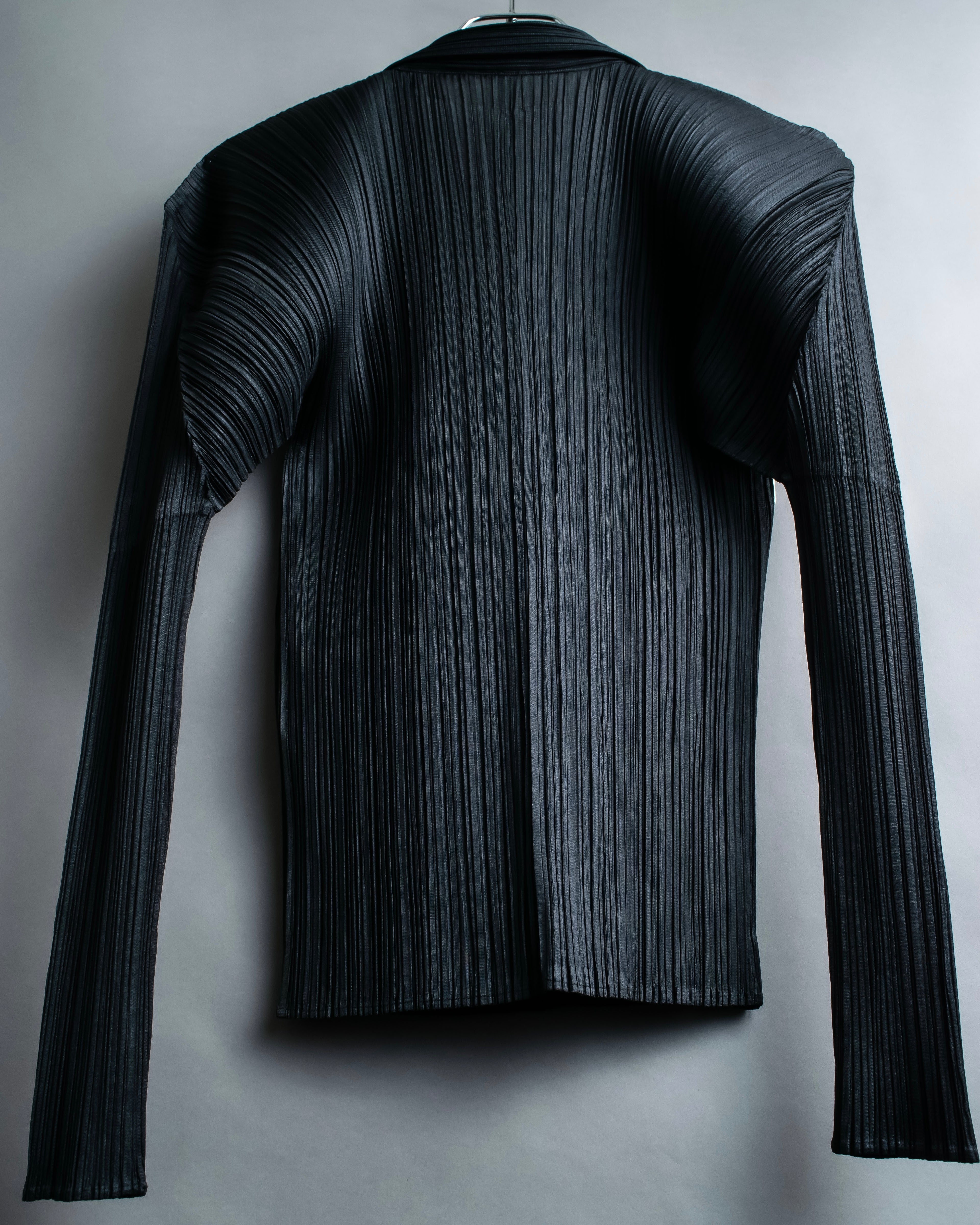 "PLEATS PLEASE ISSEY MIYAKE"
Features sleeve open collar blouse