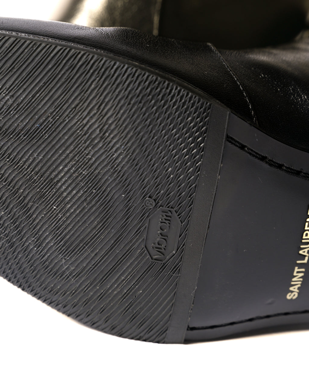 アウトソール前足部に施されたVibramソールの裏張りと、ソール裏に入る「SAINT LAURENT PARIS」刻印を捉えたディテールカット。
