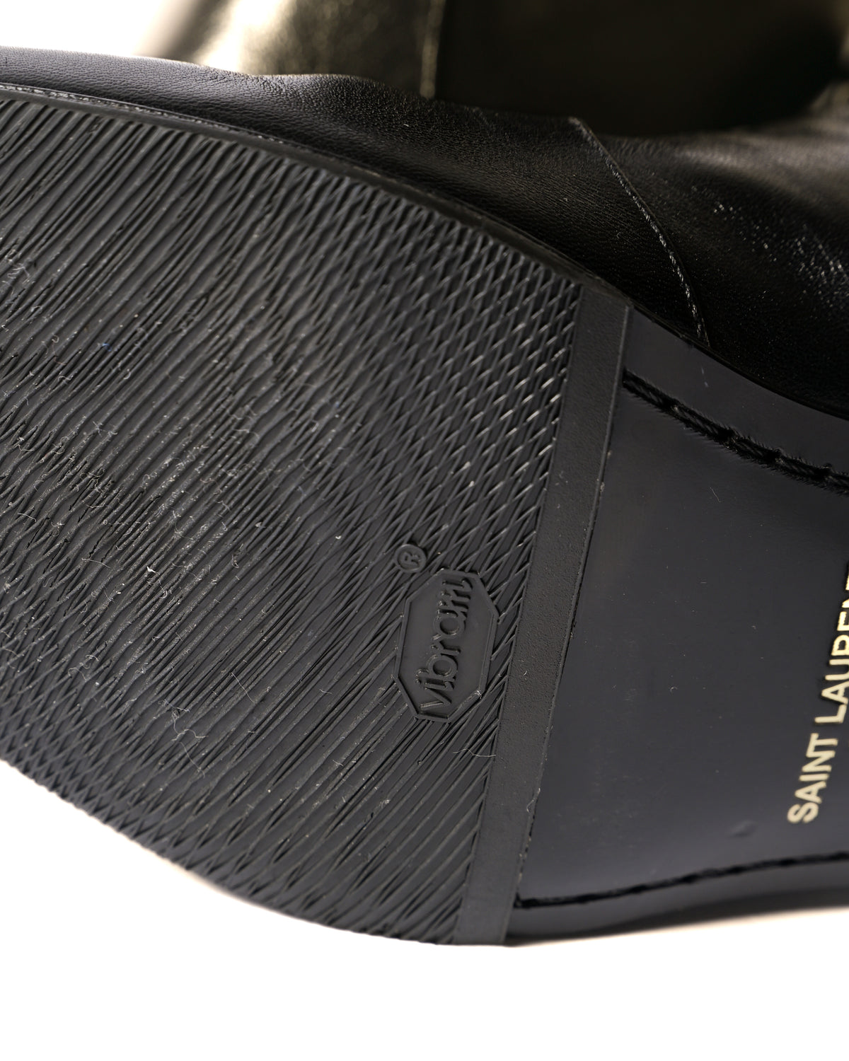 アウトソール前足部に施されたVibramソールの裏張りと、ソール裏に入る「SAINT LAURENT PARIS」刻印を捉えたディテールカット。