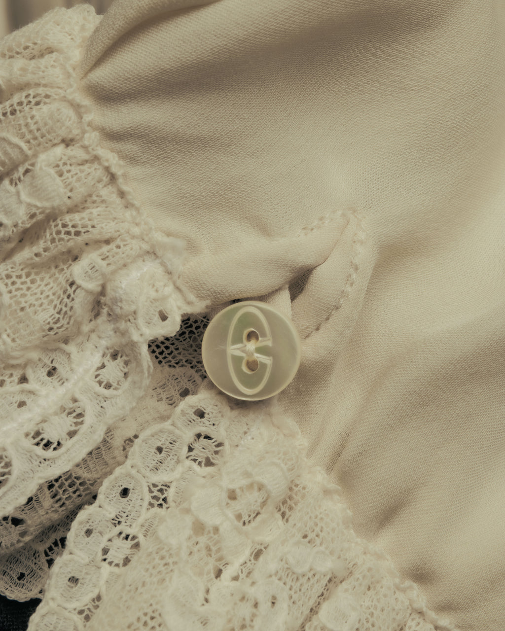 -SPECIAL- “VALENTINO” 1998-2008 Silk ruffled lace bow blouse