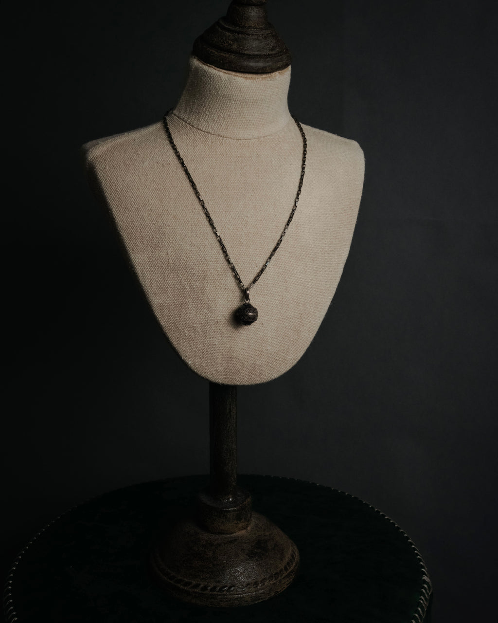 “GUCCI“ 2000’s openwork sphere pendant necklace