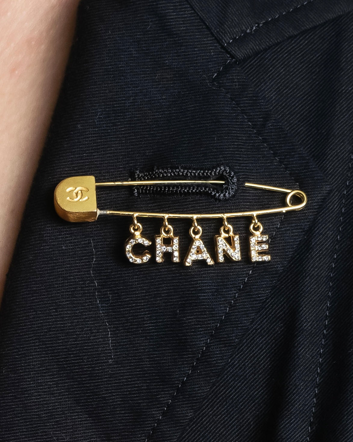 "CHANEL" Logo motif gold safety pin brooch