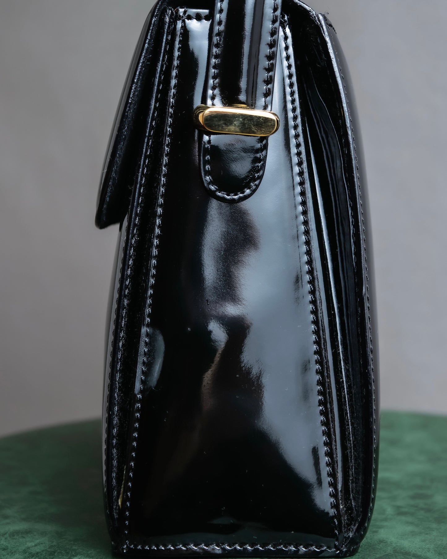 "BALLY" Trapezoid design patent leather one handle leather bag