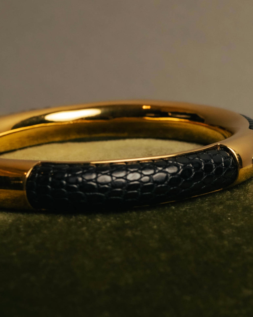 “GUCCI” 00's Python embossed hinged bangle