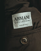 ジャケット内側のARMANI COLLEZIONIタグと、MADE IN ITALY表記を捉えたカット。落ち着いたブラウンの裏地と、全体の色彩に馴染む同系色ボタンも確認できます。