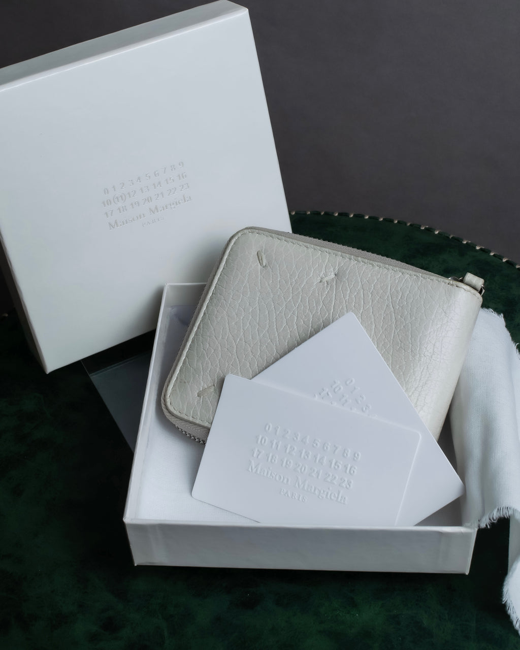 "MAISON MARGIELA" White grain leather round zipper wallet