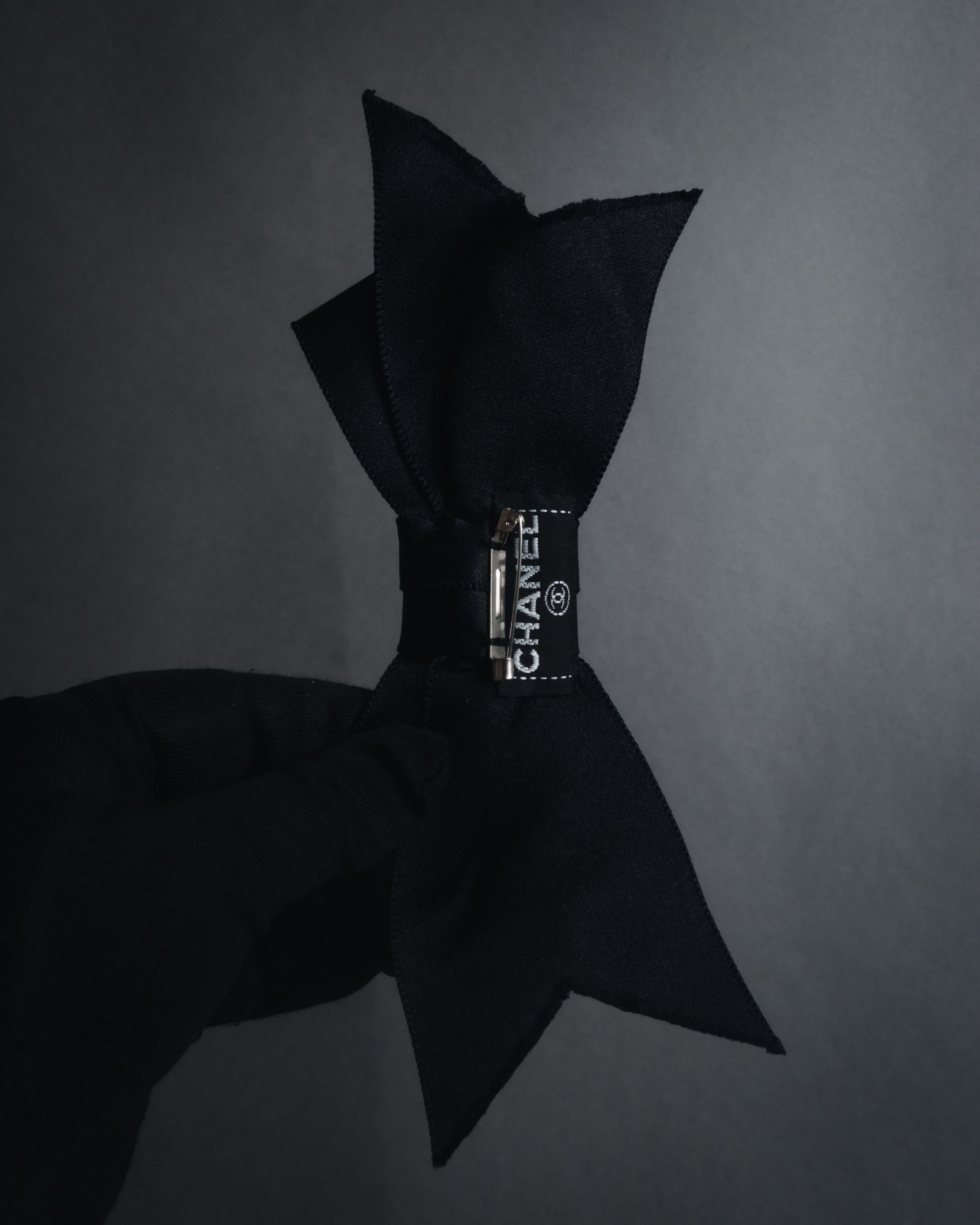 "CHANEL" 90’s black satin and grosgrain ribbon brooch