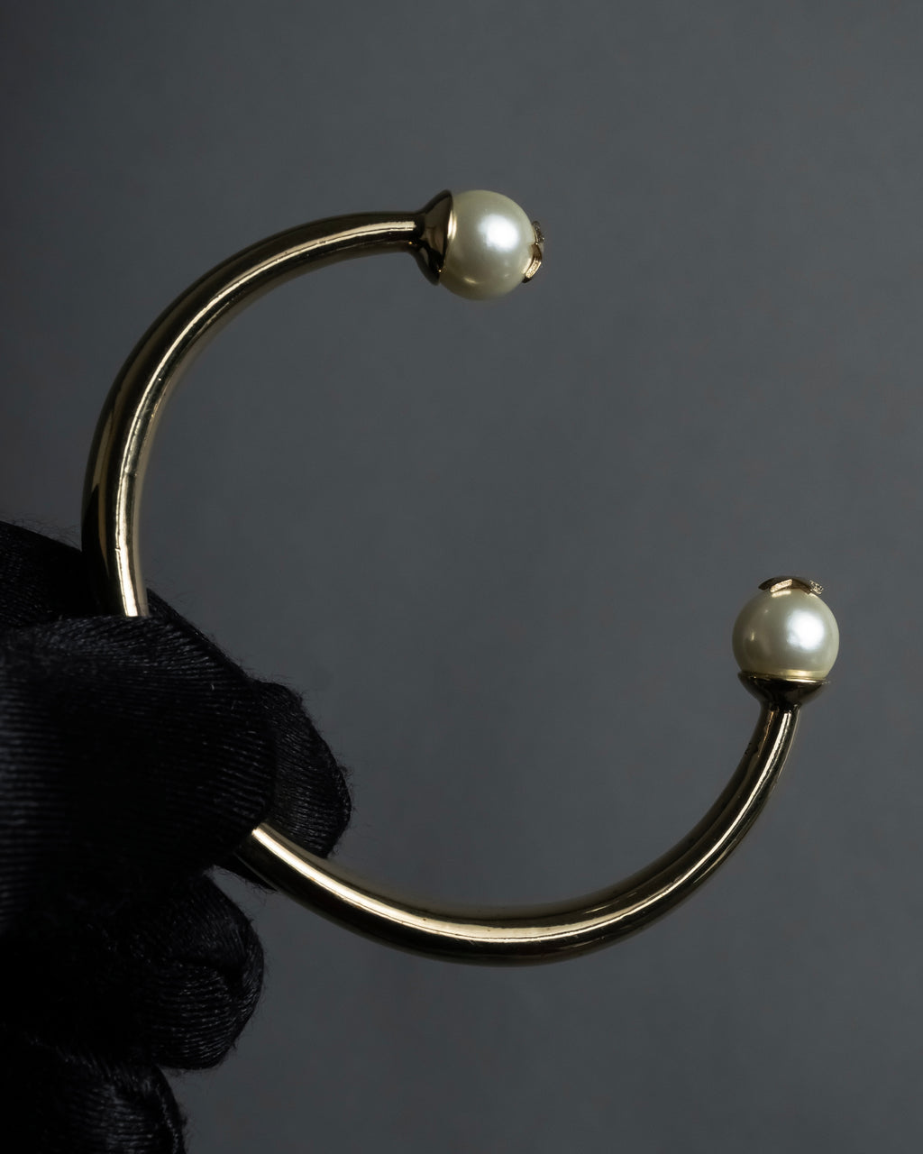 -MOOD Christmas Collection-
"Dior" Maria Grazia Chiuri design pearl motif carving gold bangle