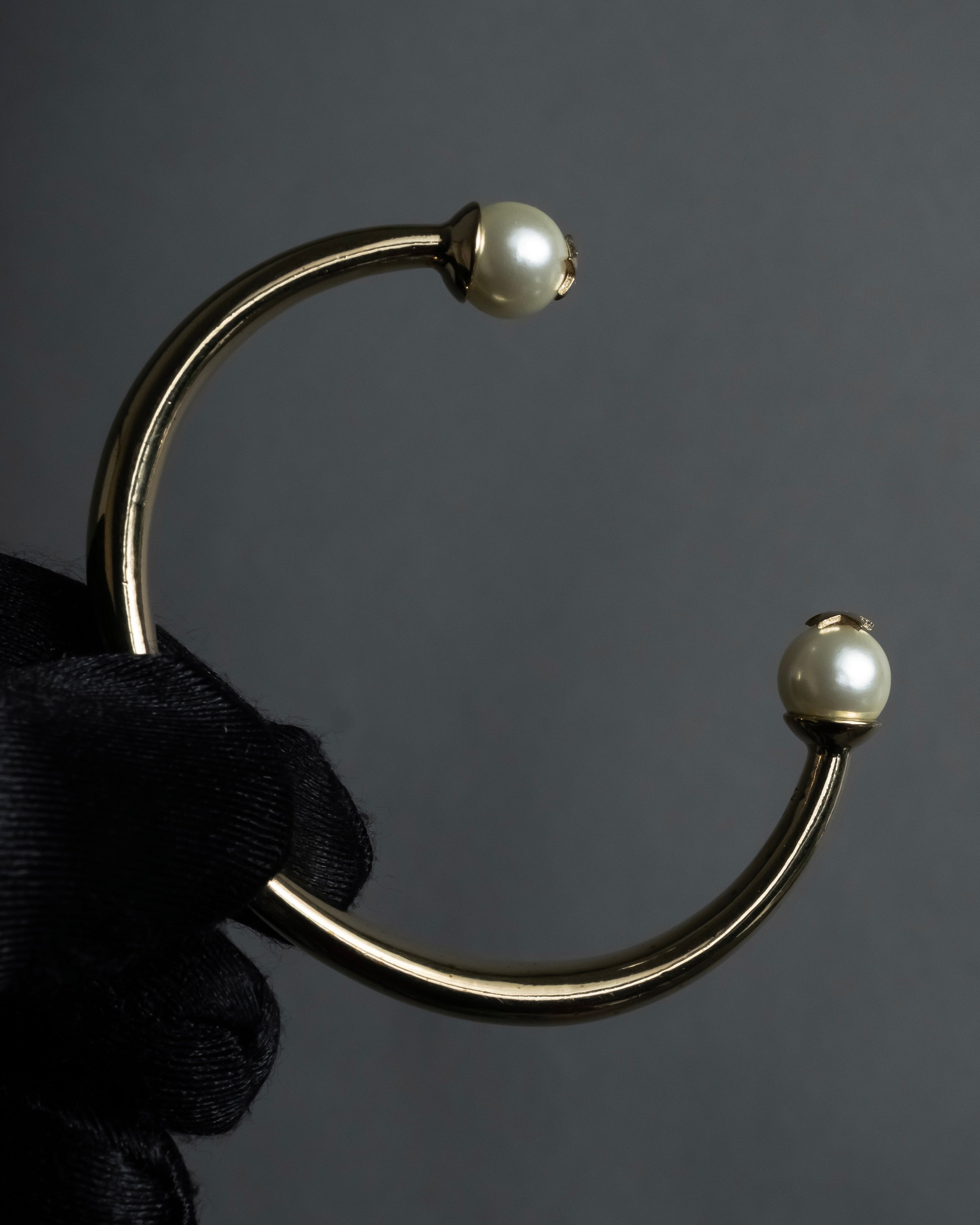 -MOOD Christmas Collection-
"Dior" Maria Grazia Chiuri design pearl motif carving gold bangle