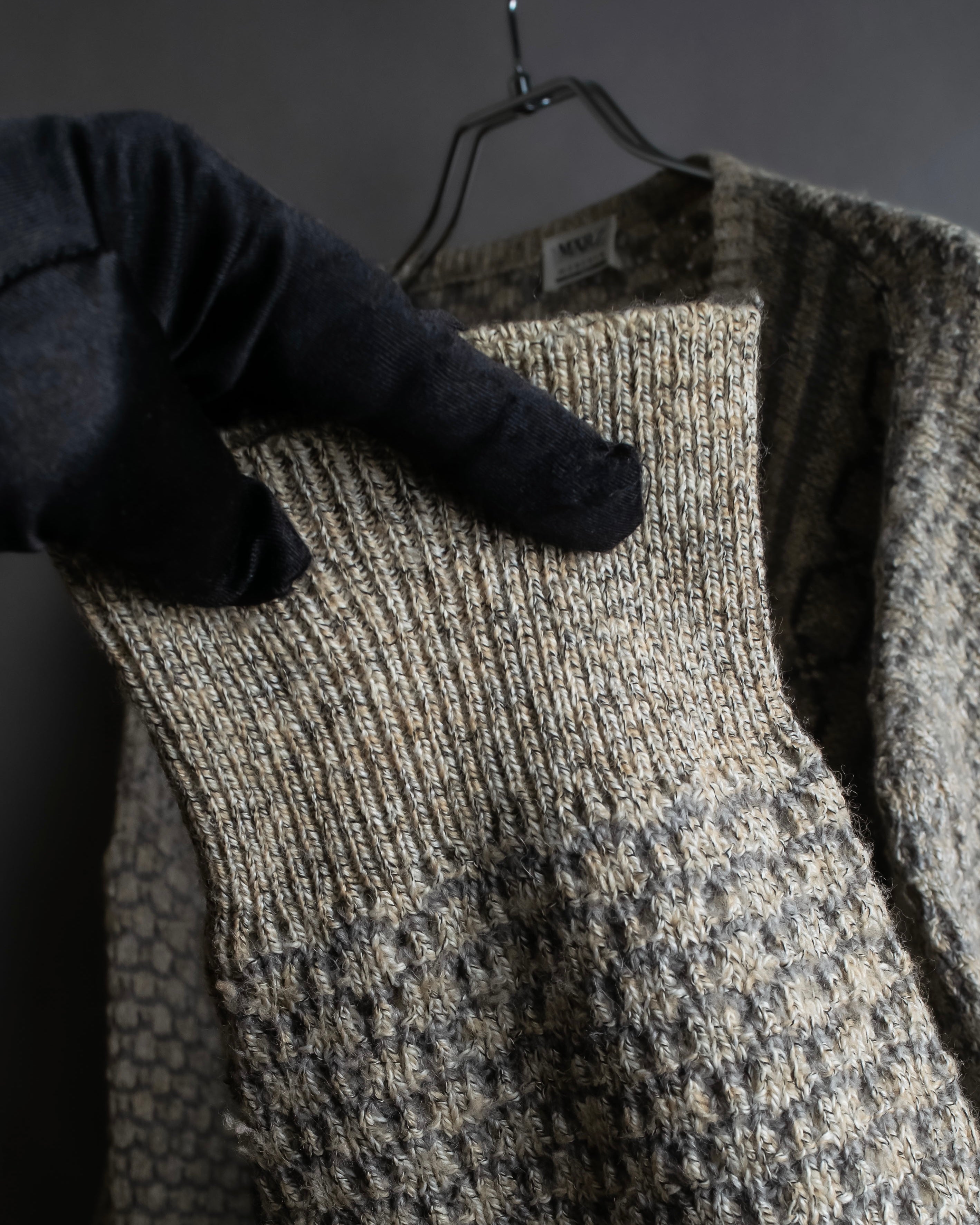 "Vintage geometric pattern V-neck knit"