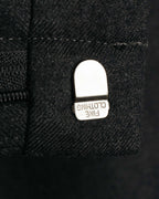 フロント開閉部に配された金属フックのディテール。フック表面には「FINE CLOTHING」の刻印が確認できます。
