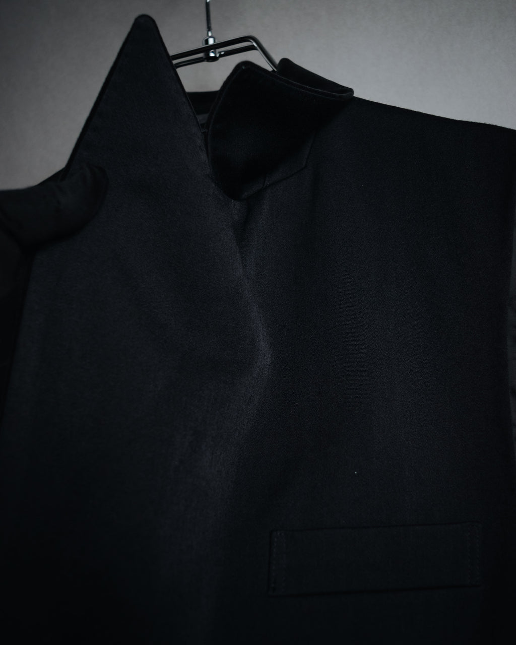 "tricot COMME des GARÇONS"
1989 Velvet-collared double-breasted tailored vest