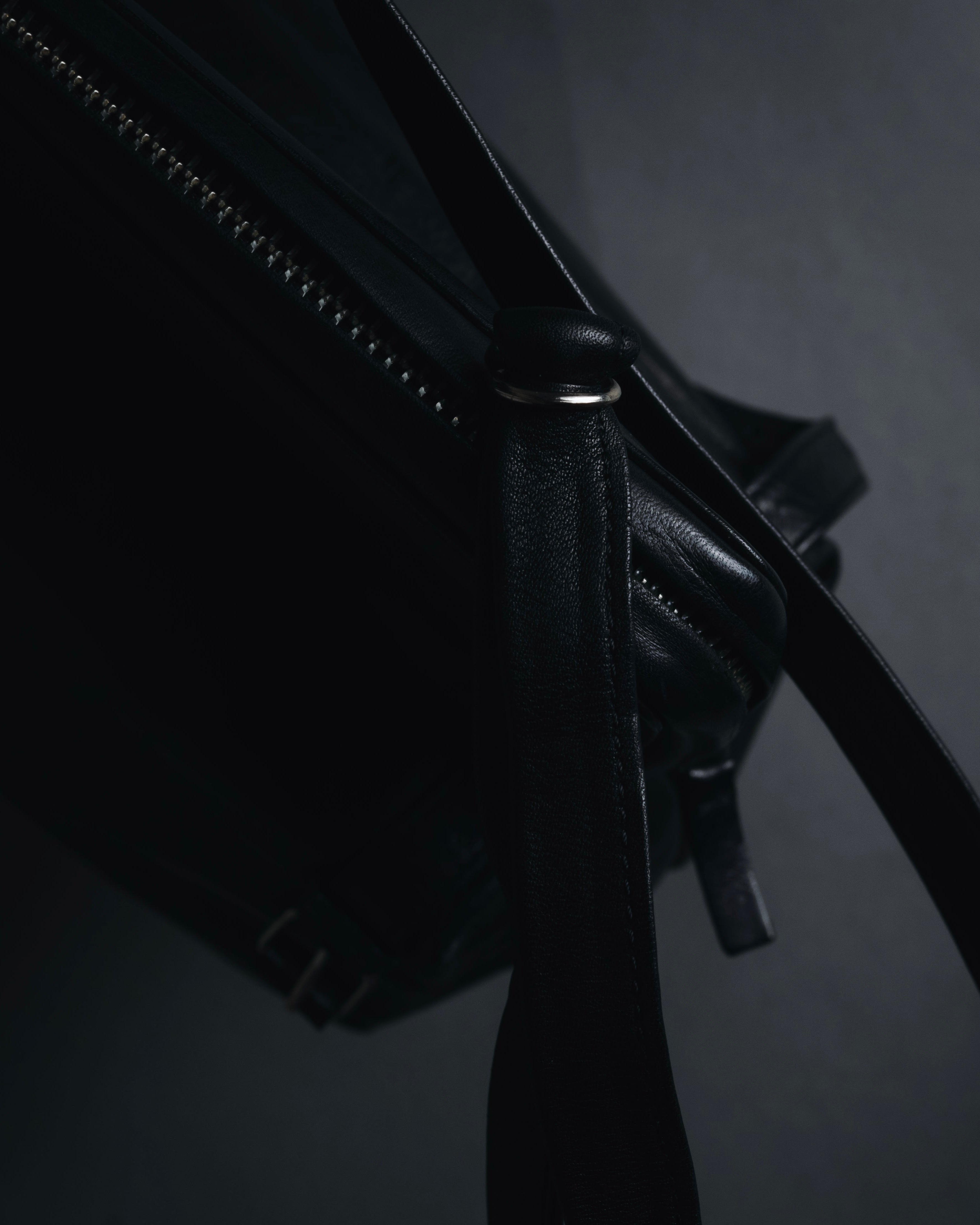 –SPECIAL– "ANN DEMEULEMEESTER" 2010-2013 Transformable roll-top vitello leather bag