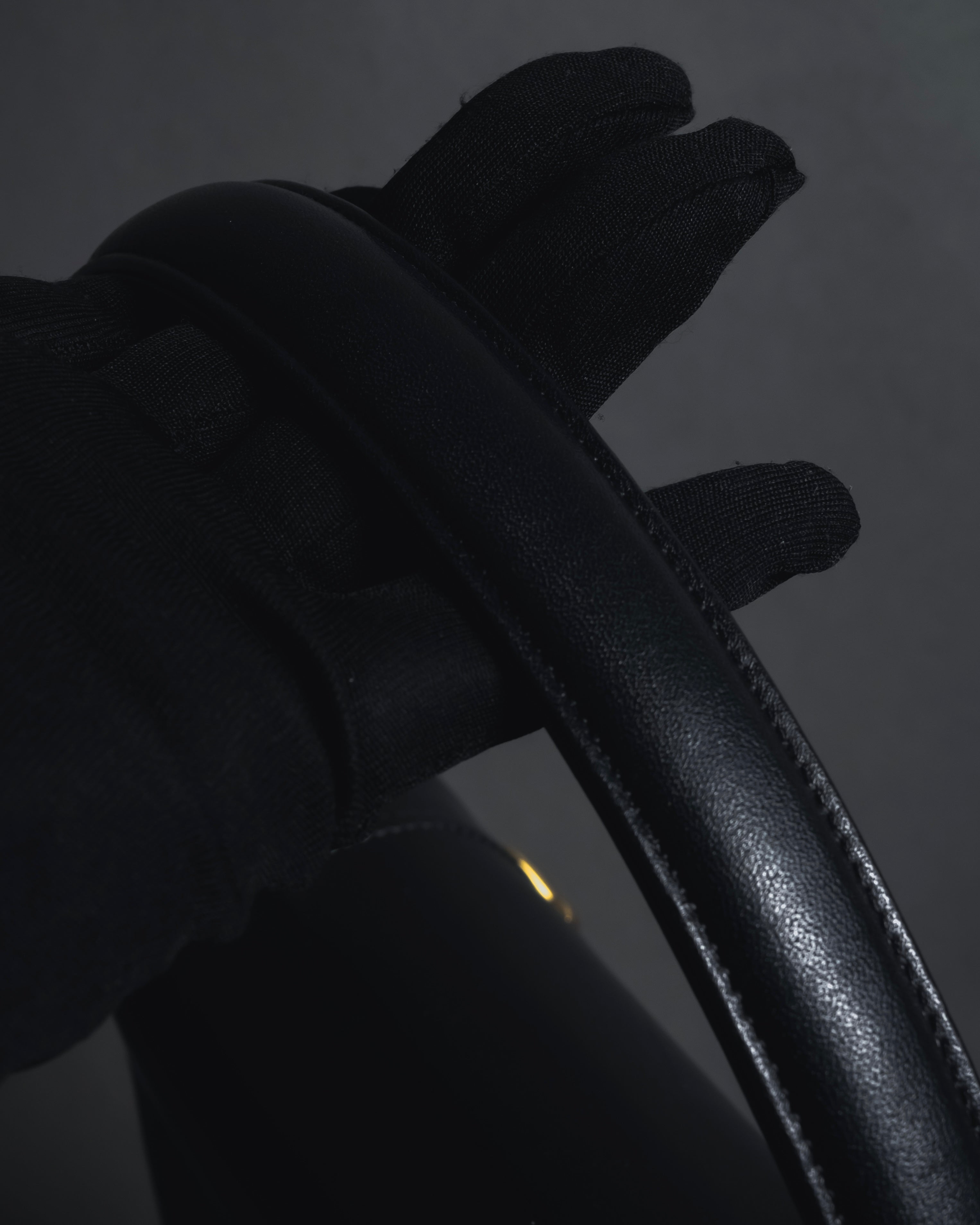 -SPECIAL- "VALENTINO GARAVANI" 90’s-00’s V corner hardware leather top handle bag