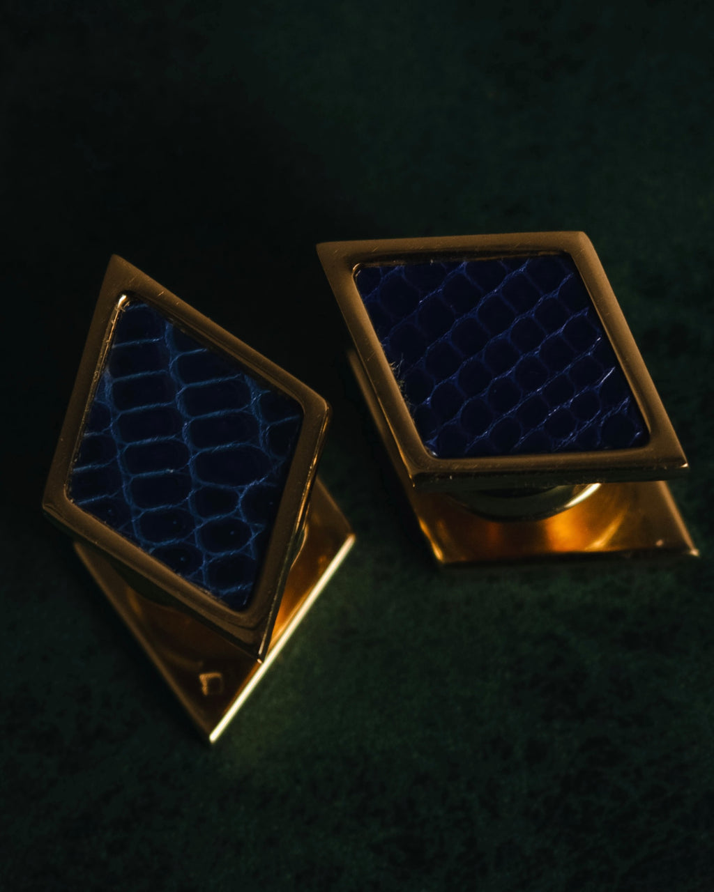 "HERMES" 90’s-00’s diamond inlay lizard cufflinks