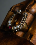 "Alexandar McQueen" Horseshoe motif red stone top ring
